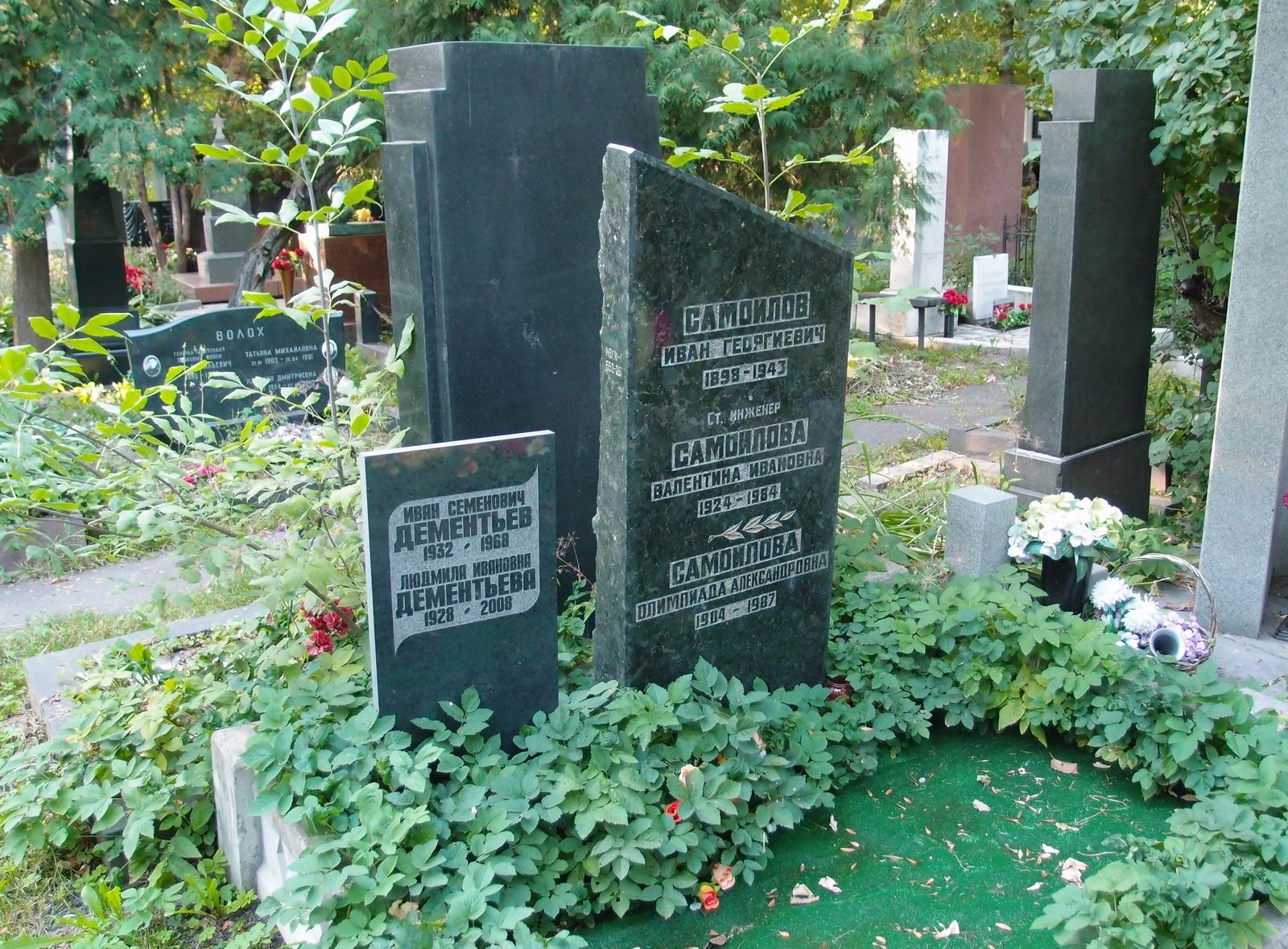 Памятник на могиле Самойлова И.Г. (1898–1943), на Новодевичьем кладбище (4–13–10).