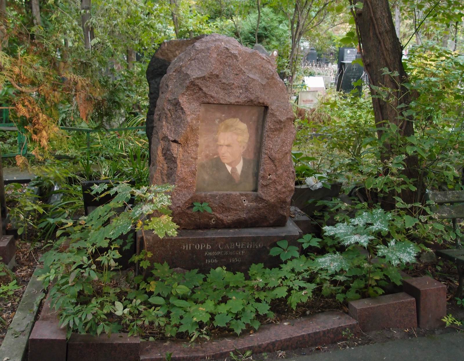 Памятник на могиле Савченко И.А. (1906–1950), художник-мозаист Г.Опрышко по проекту Л.Шенгелая, на Новодевичьем кладбище (4–45–8).