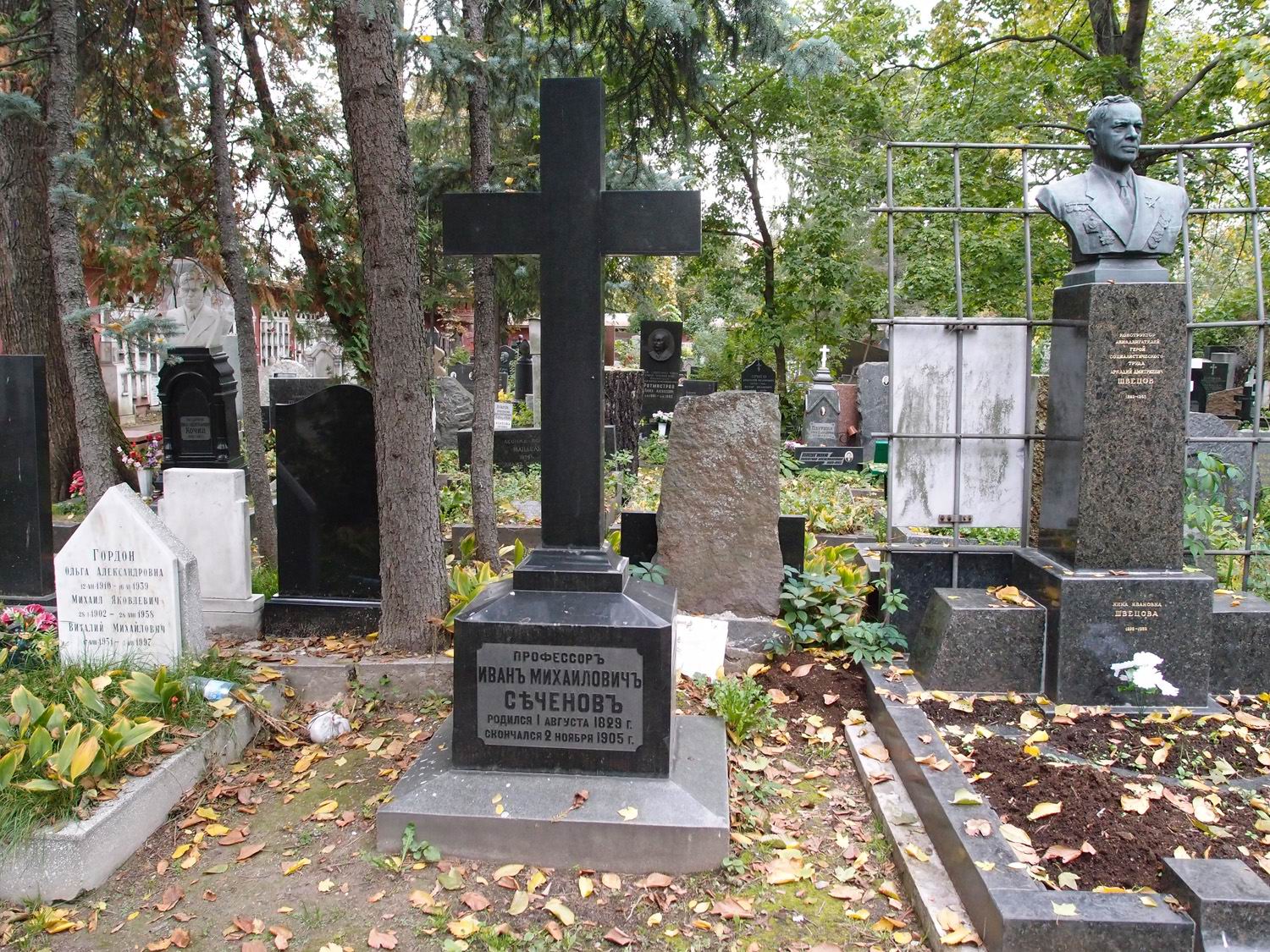 Памятник на могиле Сеченова И.М. (1829–1905), на Новодевичьем кладбище (4–38–24). Нажмите левую кнопку мыши, чтобы увидеть другой ракурс.