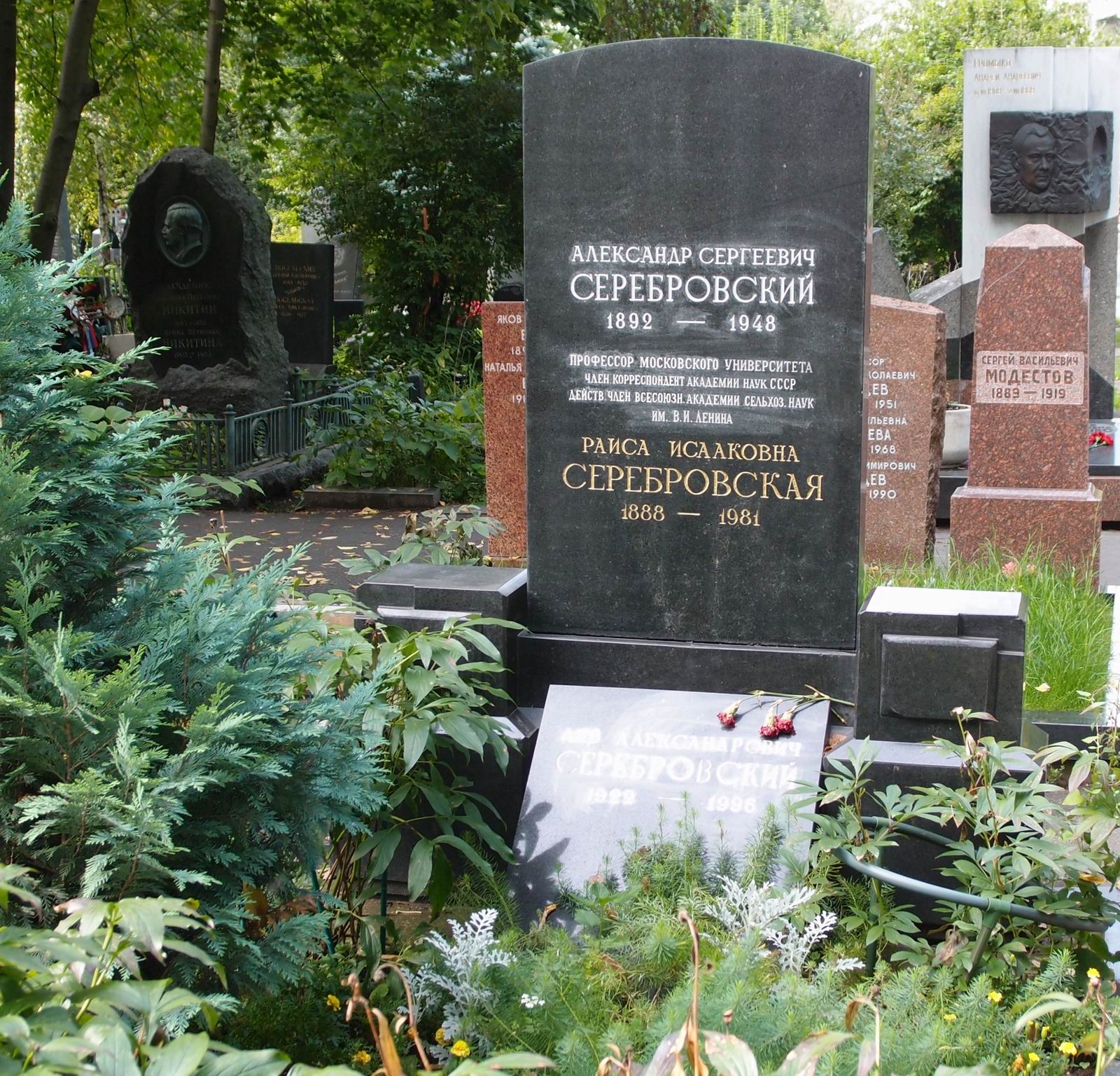 Памятник на могиле Серебровского А.С. (1892–1948), на Новодевичьем кладбище (4–15–1).