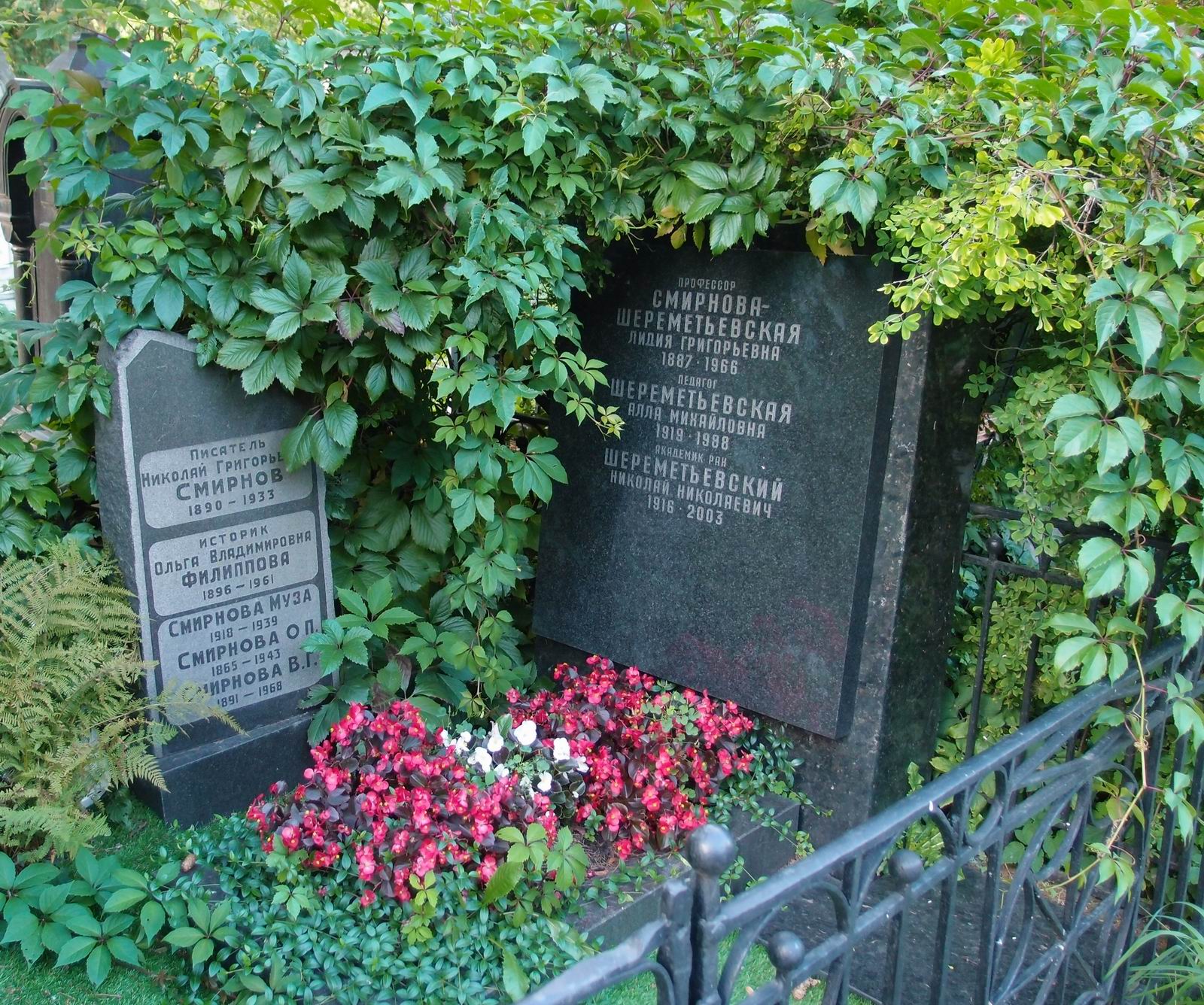 Памятник на могиле Шереметьевского Н.Н. (1916–2003), на Новодевичьем кладбище (4–3–15).
