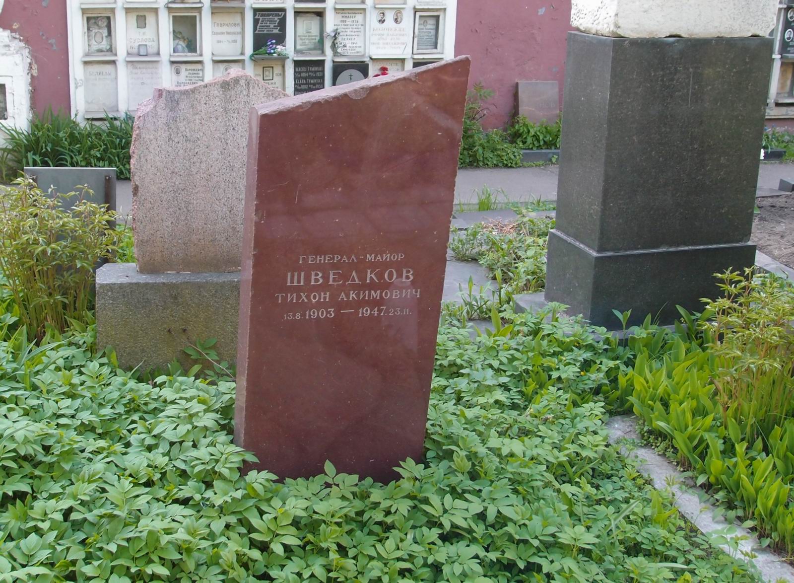 Памятник на могиле Шведкова Т.А. (1903–1947), на Новодевичьем кладбище (4–60–4).