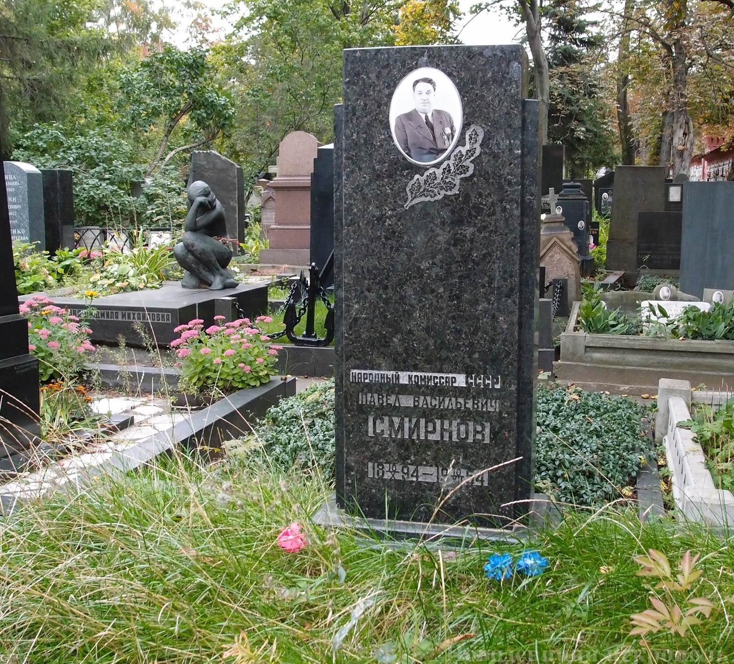 Памятник на могиле Смирнова П.В. (1894–1954), на Новодевичьем кладбище (4–61–16).