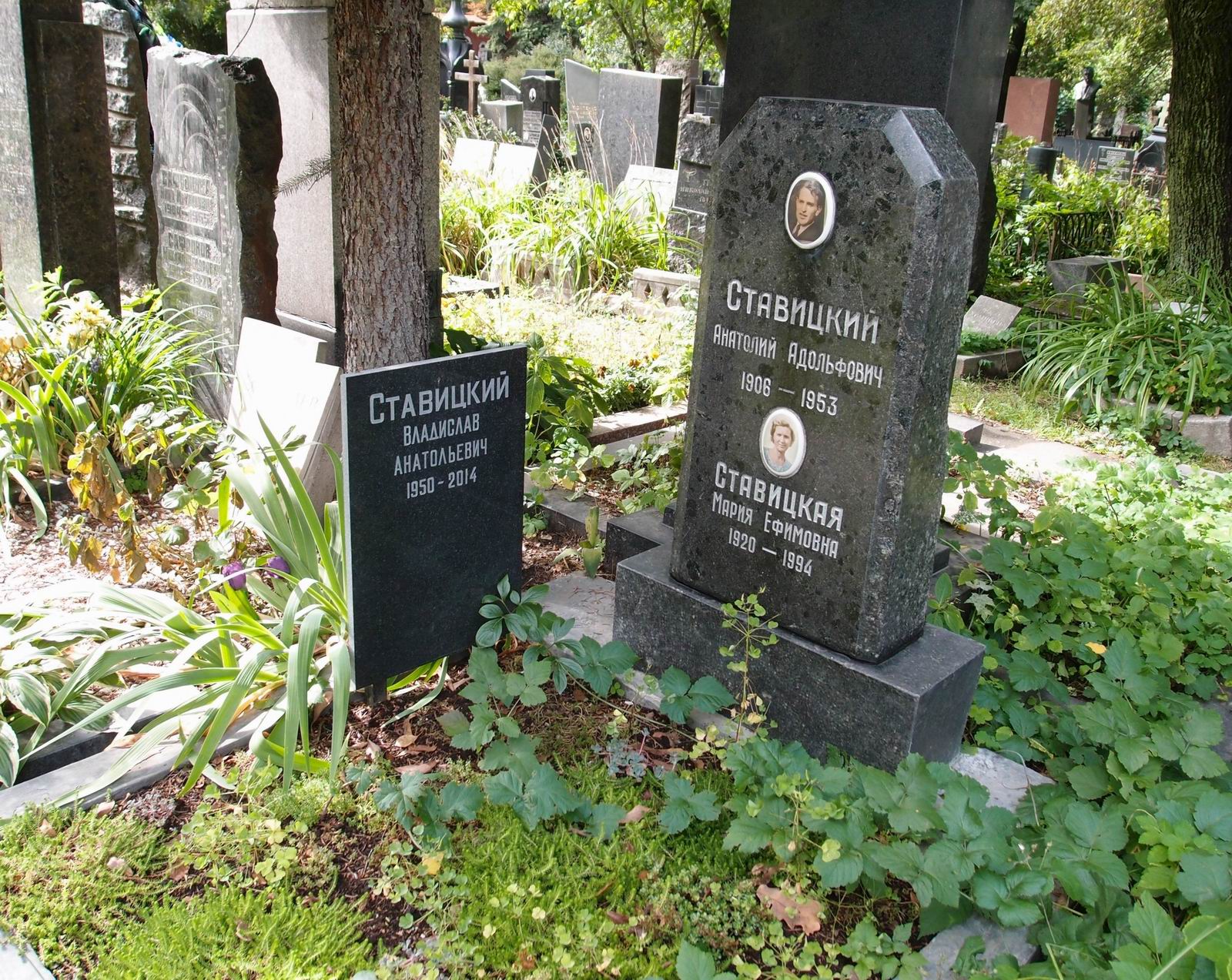 Памятник на могиле Ставицкого А.А. (1906–1953), на Новодевичьем кладбище (4–7–2).