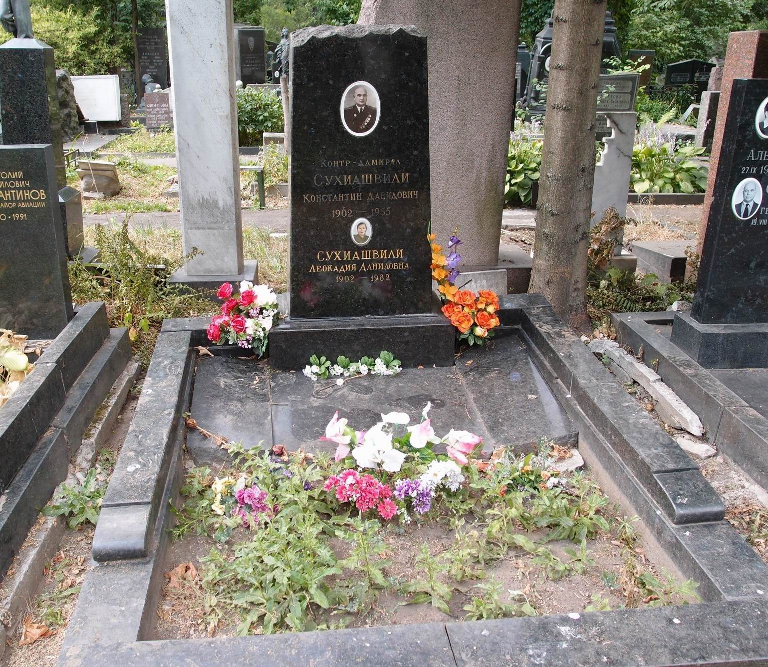 Памятник на могиле Сухиашвили К.Д. (1902–1955), на Новодевичьем кладбище (4–28–16).