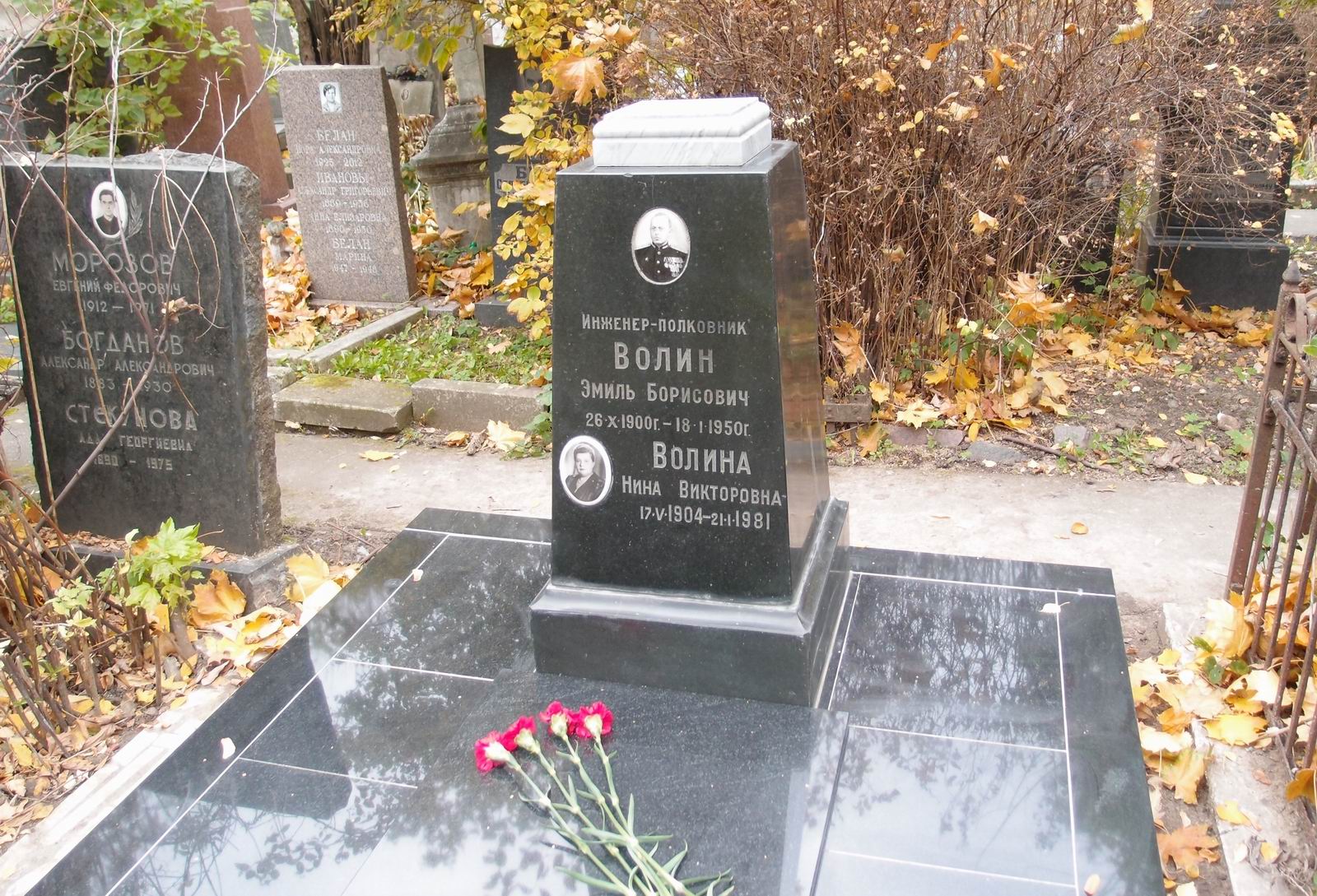 Памятник на могиле Волина Э.Б. (1900–1950), на Новодевичьем кладбище (4–30–3).