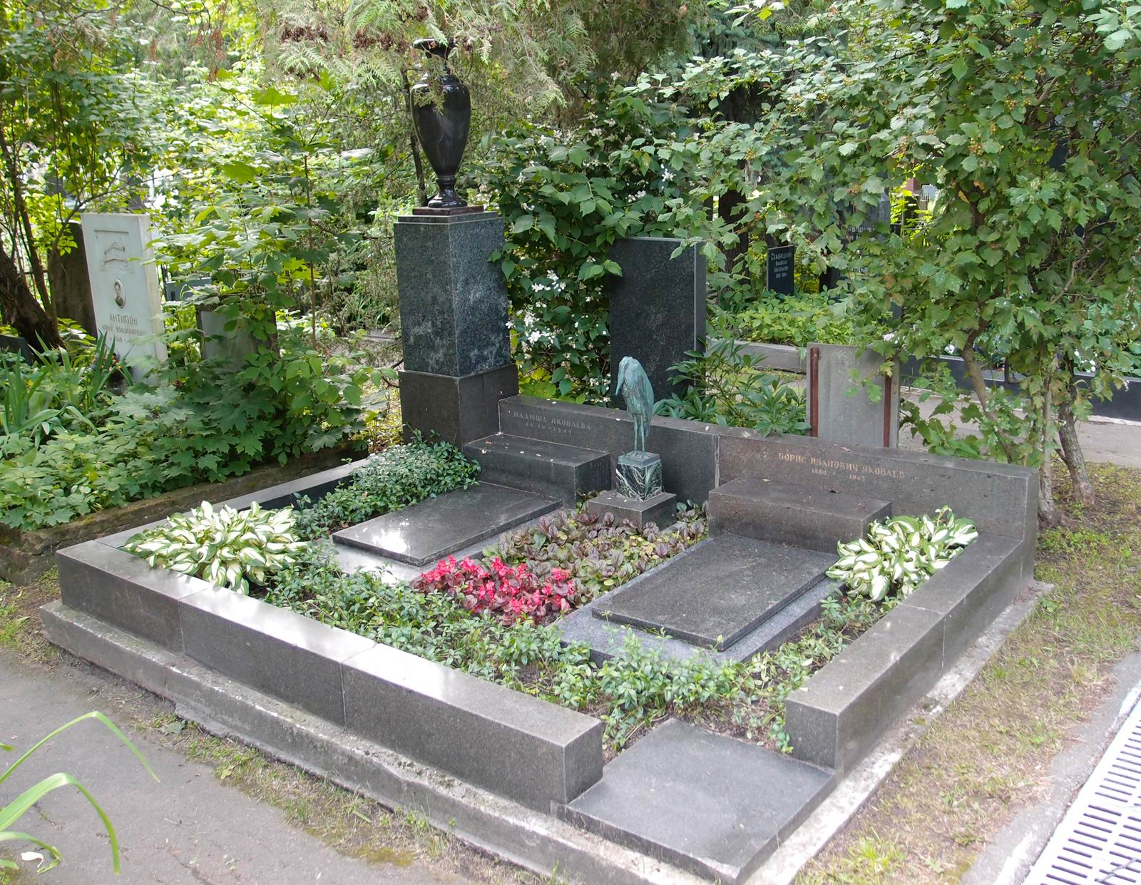 Памятник на могиле Яковлева Б.И. (1884–1963), на Новодевичьем кладбище (4–5–1).