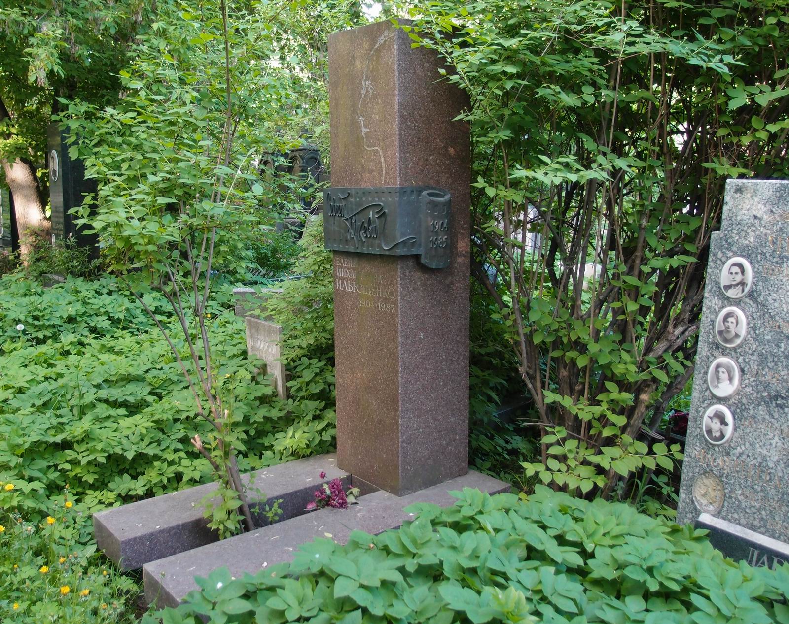 Памятник на могиле Юткевича С.И. (1904–1985), арх. Ю.Воскресенский, на Новодевичьем кладбище (4–35–21).