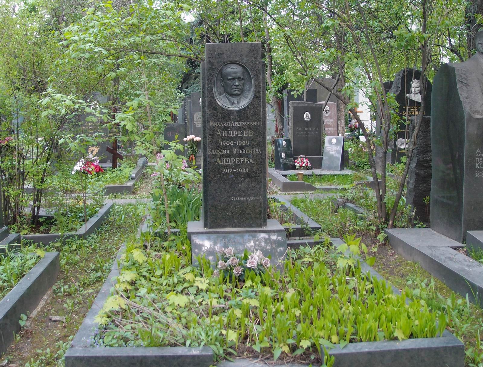Памятник на могиле Андреева М.А. (1906–1959), на Новодевичьем кладбище (5–38–7).