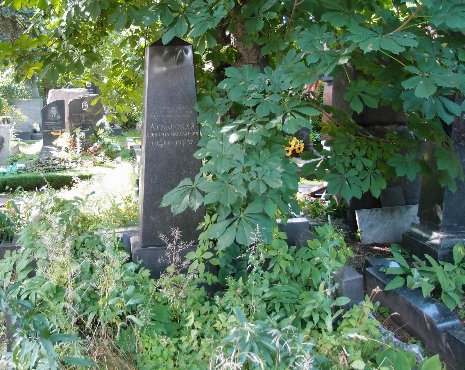 Памятник на могиле Аткарского В.Н. (1899–1957), на Новодевичьем кладбище (5–1–3).