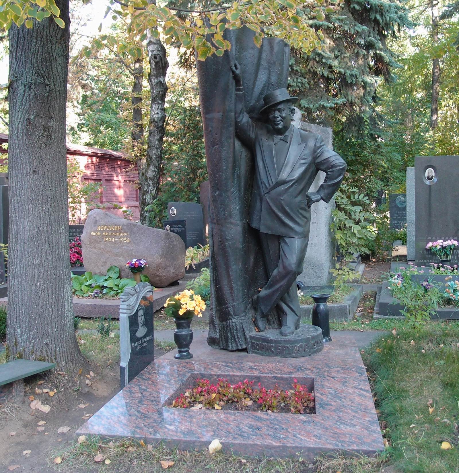 Памятник на могиле Брунова Б.С. (1922–1997), ск. С.Щербаков, Ф.Д.Фивейский, на Новодевичьем кладбище (5–23а–3).