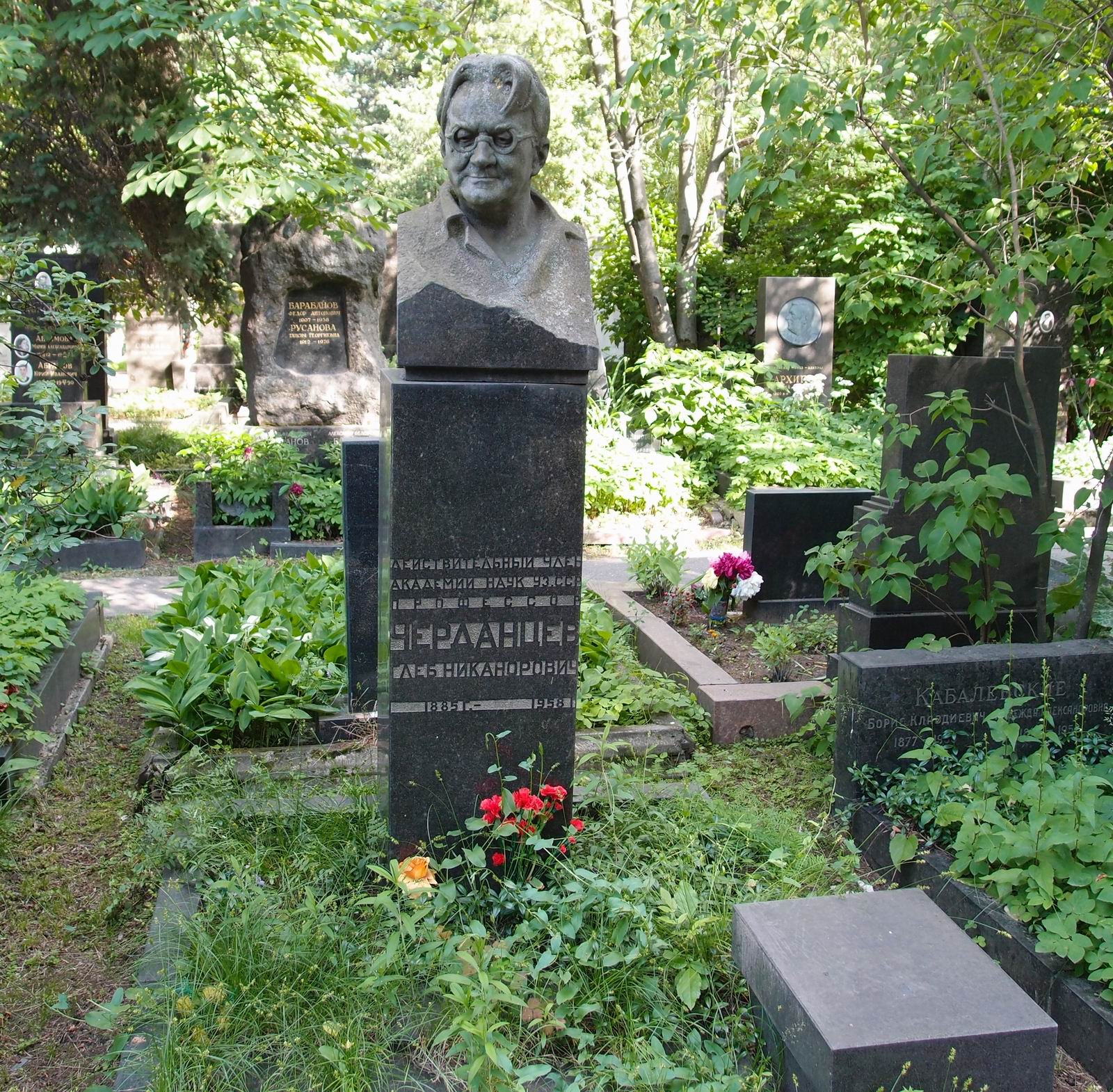 Памятник на могиле Черданцева Г.Н. (1885–1958), ск. А.Елецкий, арх. В.Петербуржцев, на Новодевичьем кладбище (5–29–4).