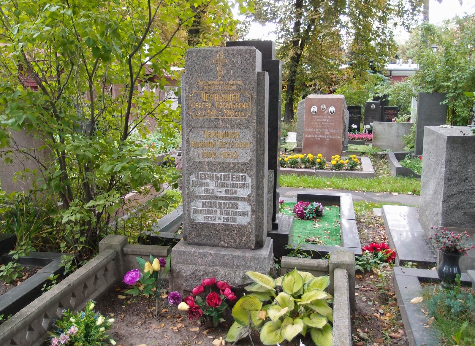Памятник на могиле Чернышёва В.П. (1902–1957), на Новодевичьем кладбище (5–6–3).