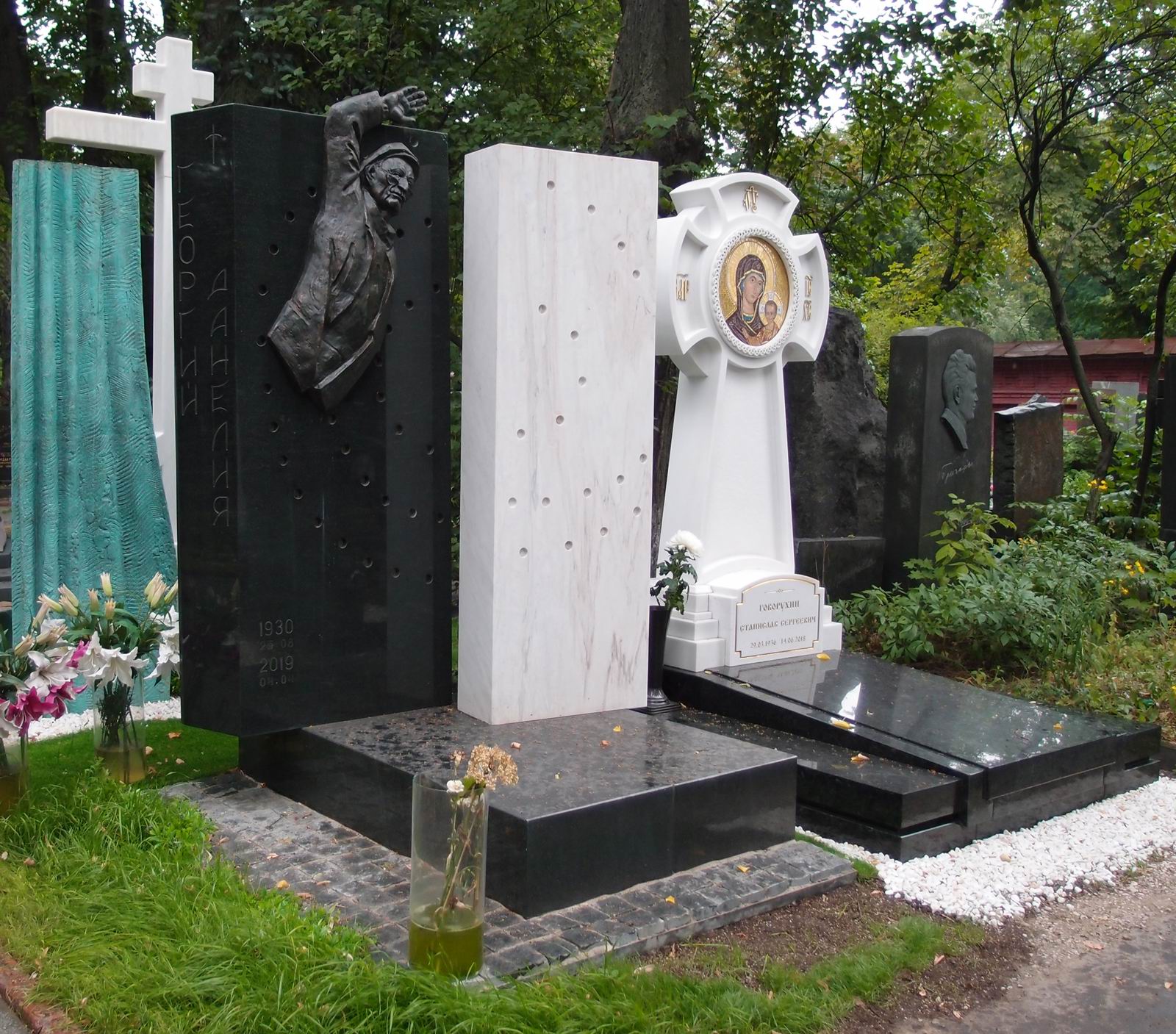Памятник на могиле Данелия Г.Н. (1930–2019), на Новодевичьем кладбище (5–35–11).