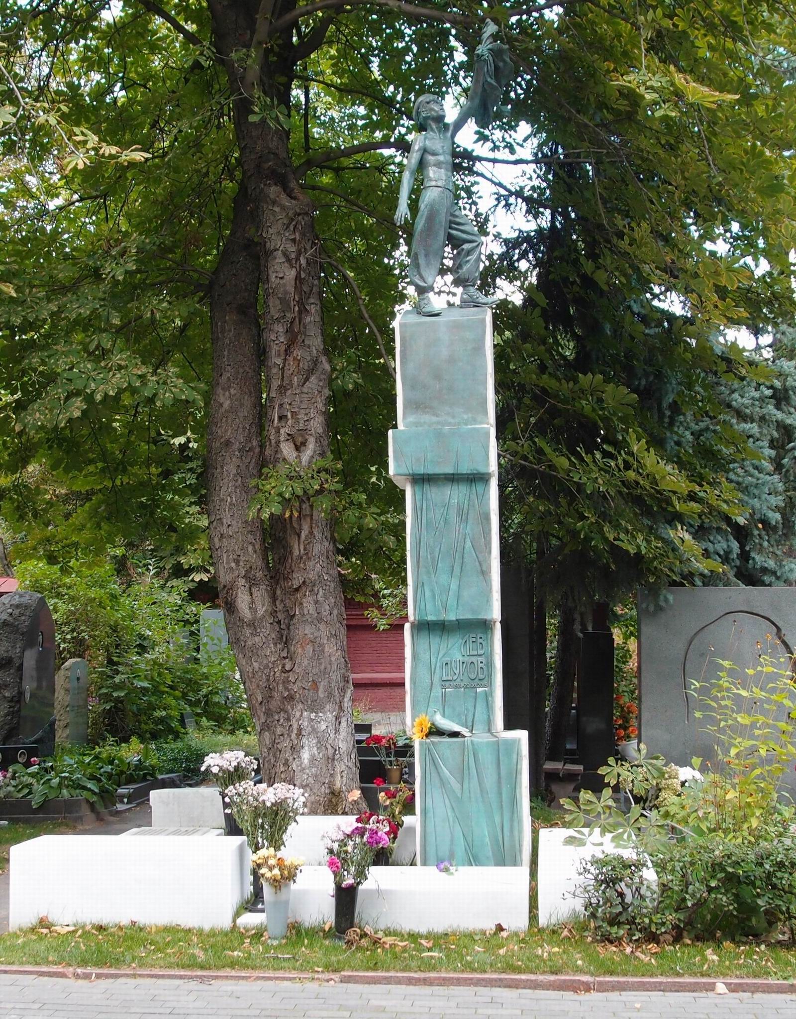 Памятник на могиле Дурова Л.К. (1931–2015), ск. А.Рукавишников, на Новодевичьем кладбище (5–32–10).