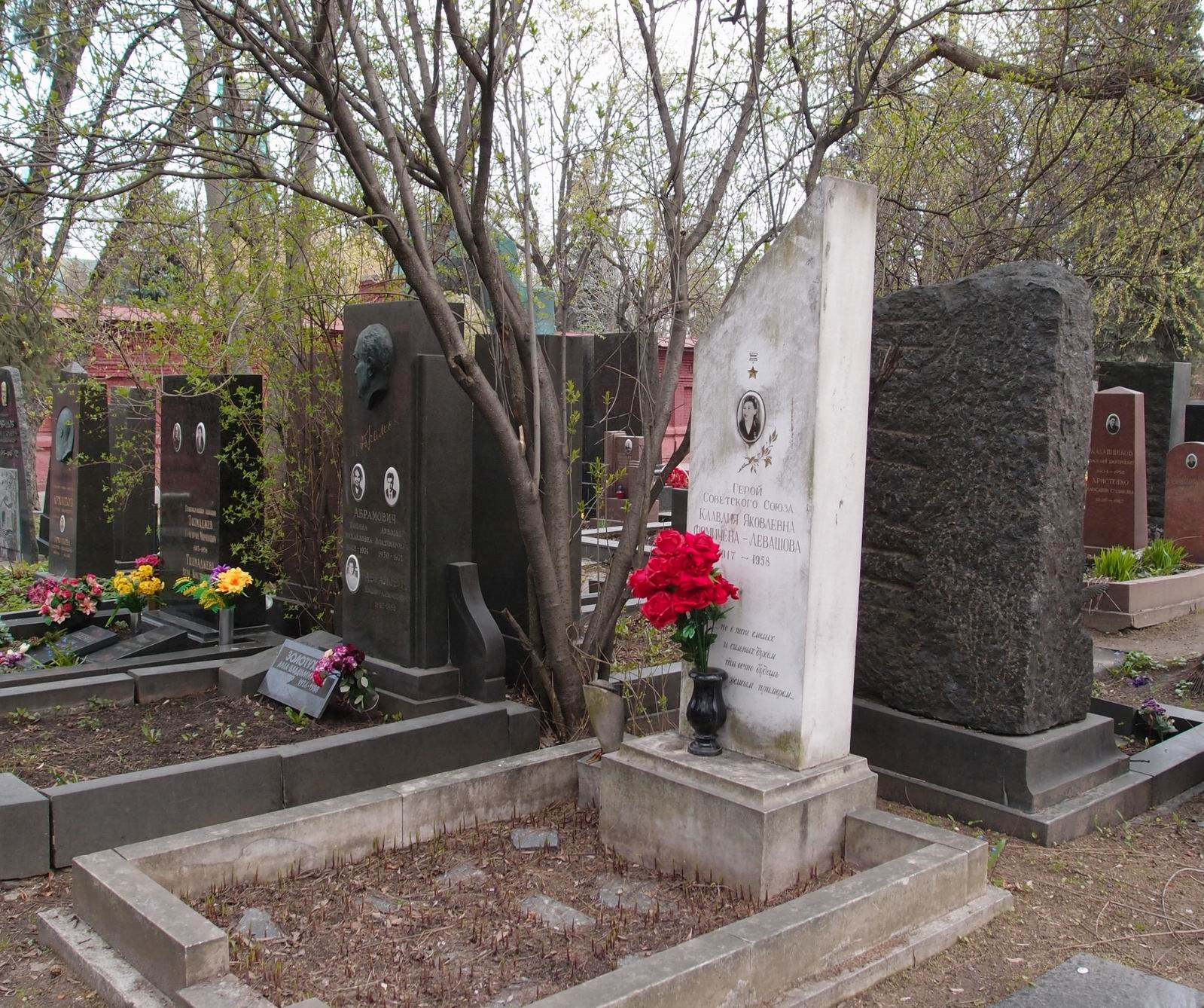 Памятник на могиле Фомичёвой-Левашовой К.Я. (1917–1958), на Новодевичьем кладбище (5–27–8).