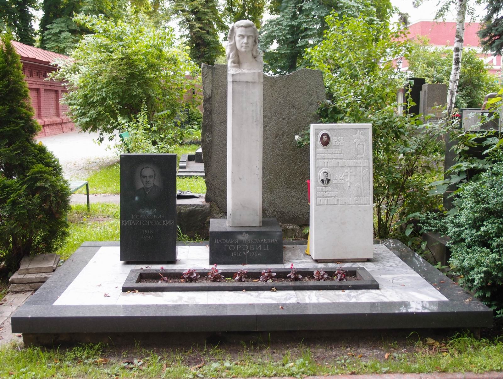 Памятник на могиле Горовиц-Китайгородской Н.Н. (1916–1964), ск. Е.Янсон-Манизер, арх. П.Скокан, на Новодевичьем кладбище (5–8–1).