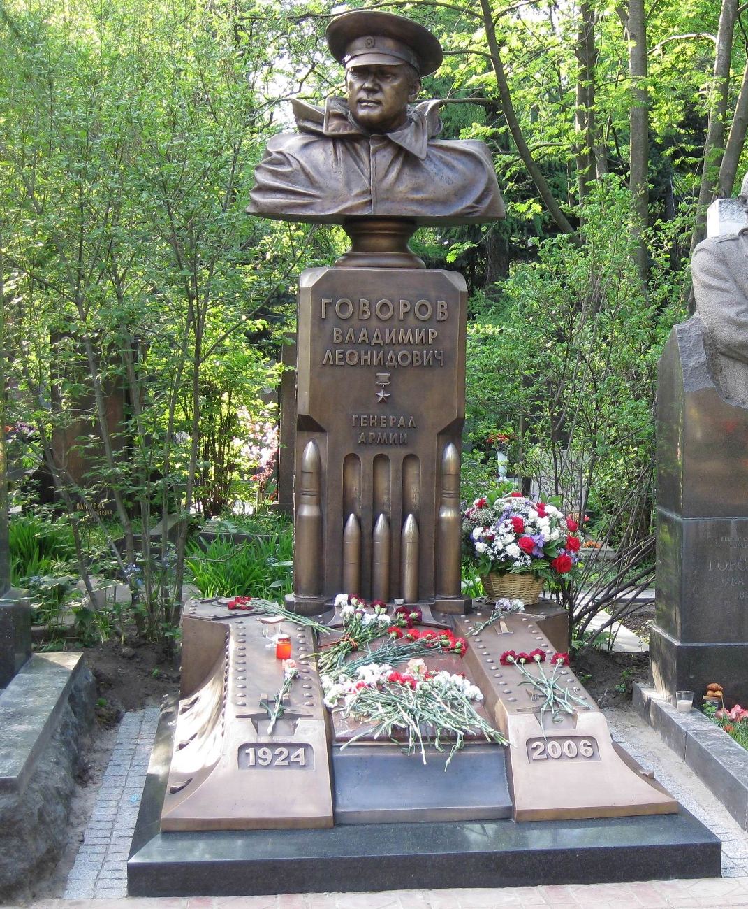 Памятник на могиле Говорова В.Л. (1924–2006), ск. А.Рукавишников, на Новодевичьем кладбище (5–24–5).
