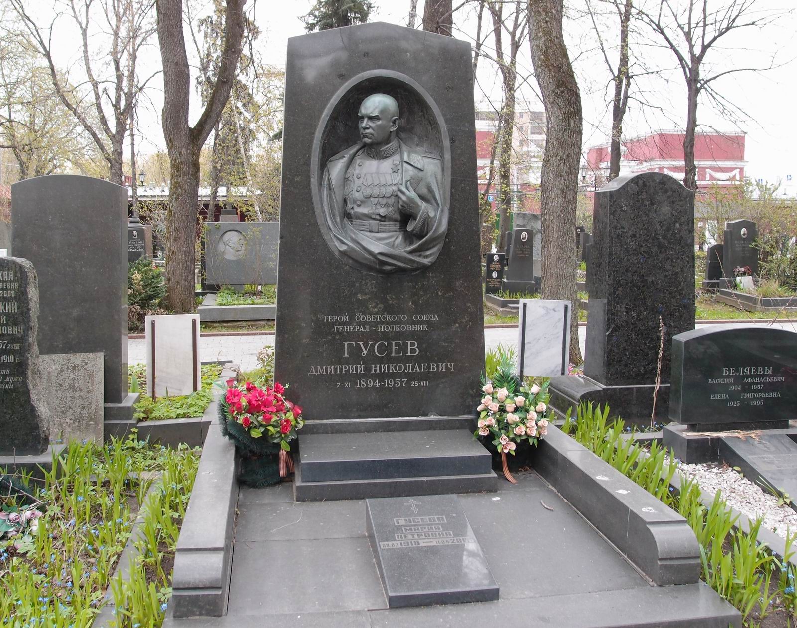 Памятник на могиле Гусева Д.Н. (1894–1957), ск. Г.Постников, на Новодевичьем кладбище (5–10–4).