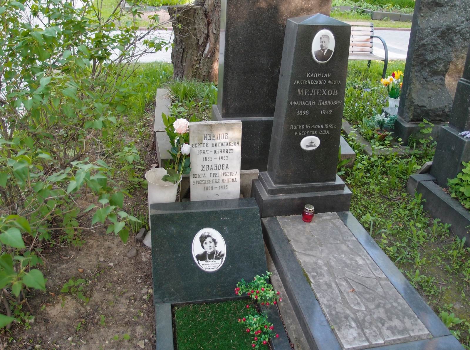 Памятник на могиле Иванова С.Н. (1892–1957), на Новодевичьем кладбище (5–18–1).