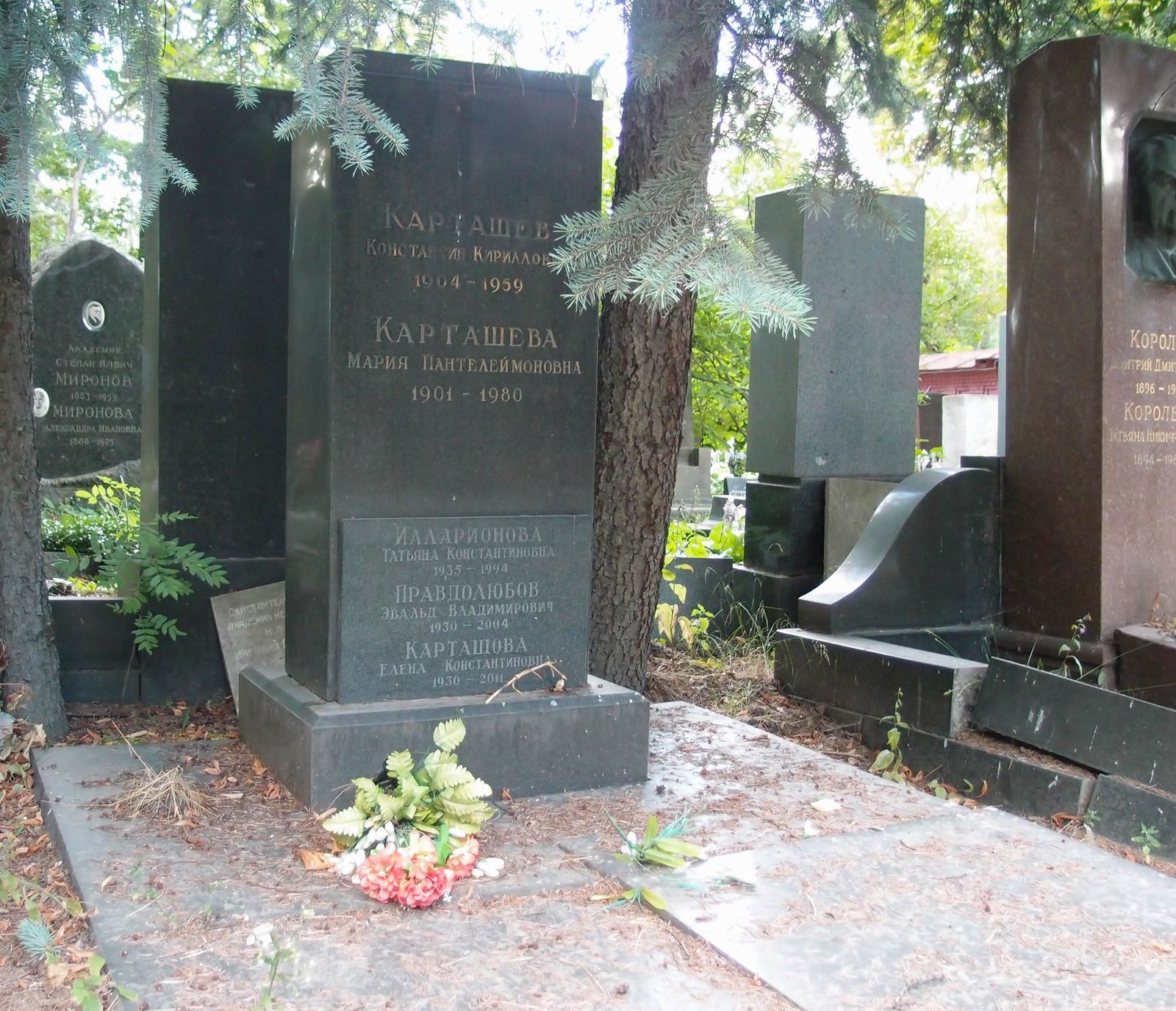 Памятник на могиле Карташёва К.К. (1904–1959), на Новодевичьем кладбище (5–31–8).