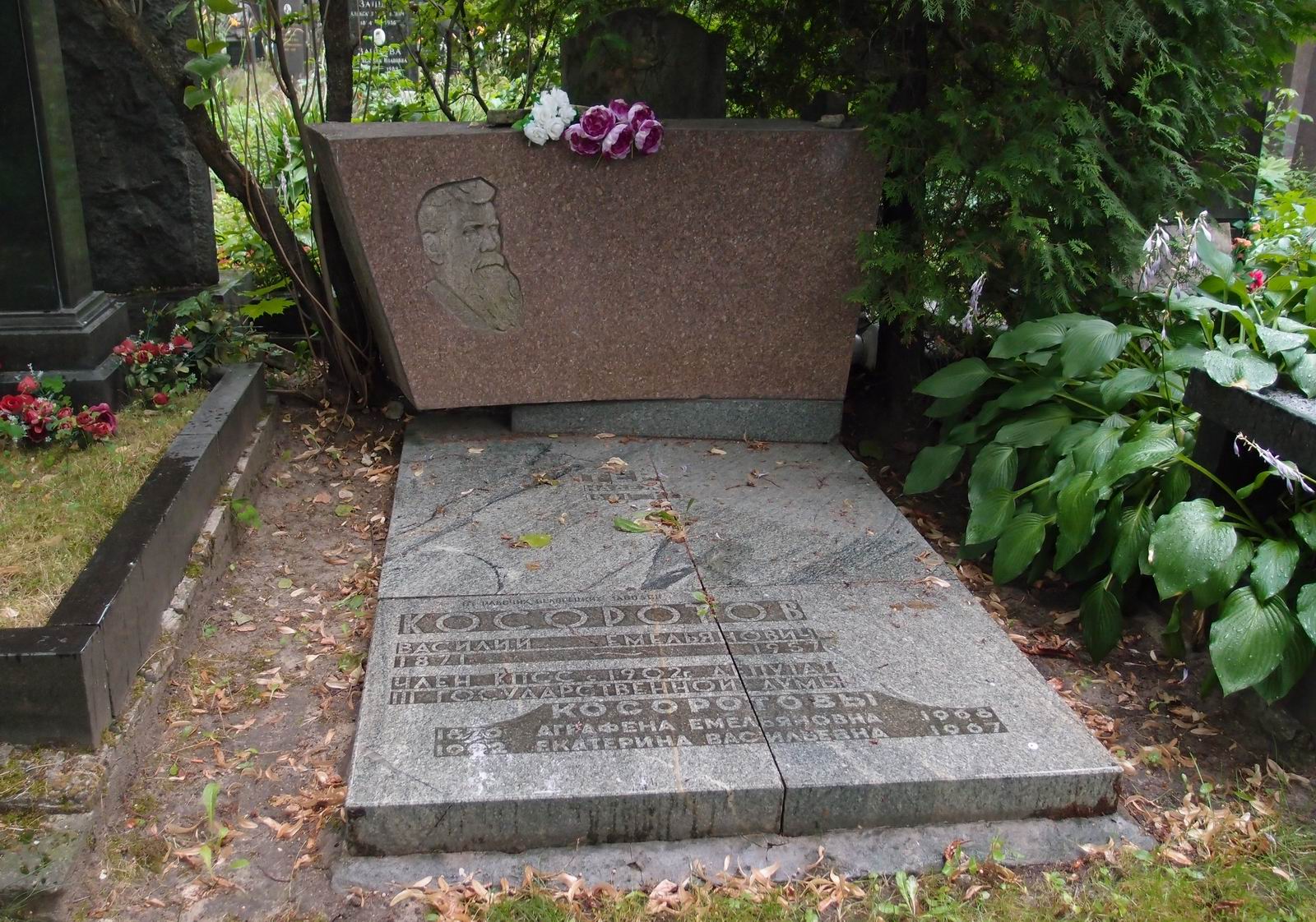 Памятник на могиле Косоротова В.Е. (1871–1957), ск. О.Барановская, арх. А.Меримов, на Новодевичьем кладбище (5–13–6).