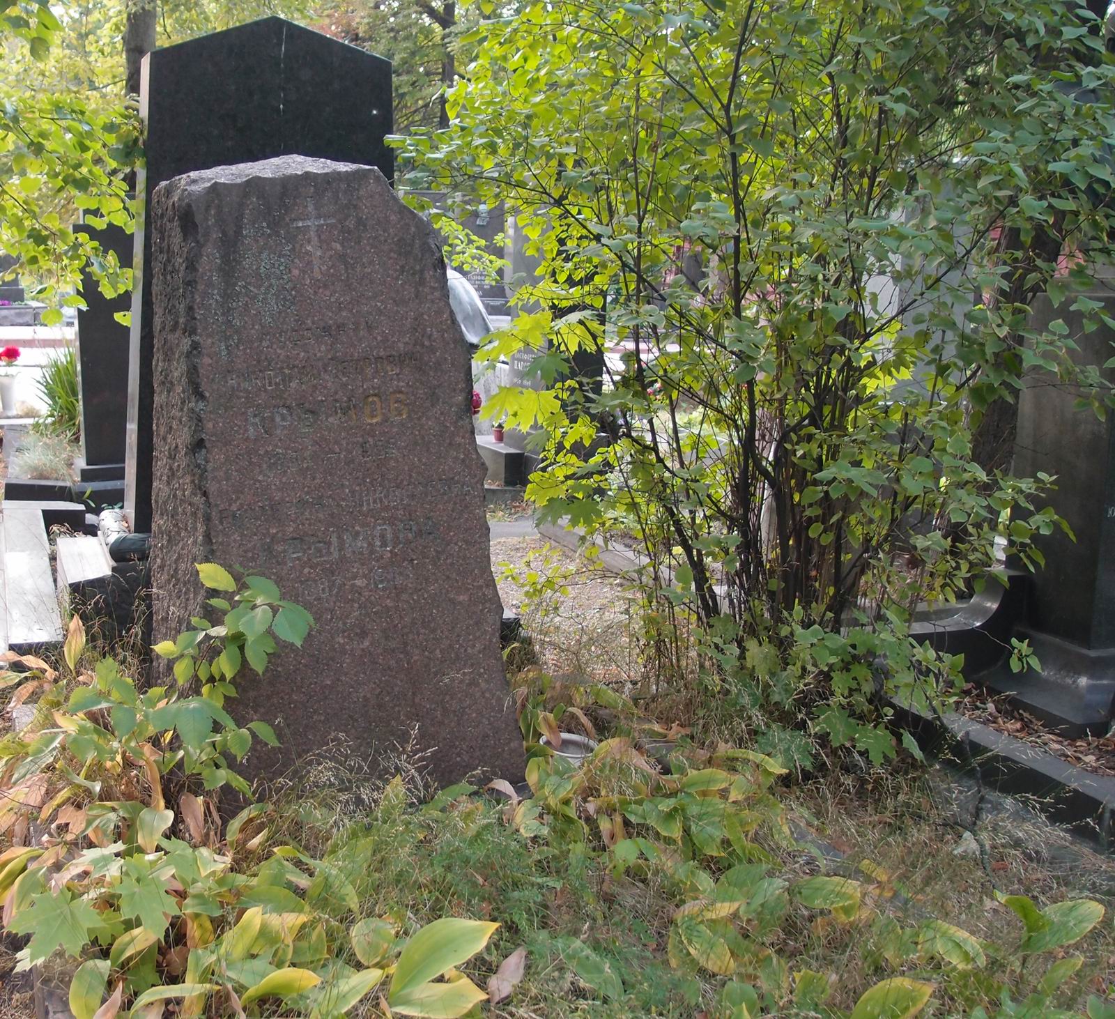 Памятник на могиле Крымова Н.П. (1884–1958), на Новодевичьем кладбище (5–21–7).