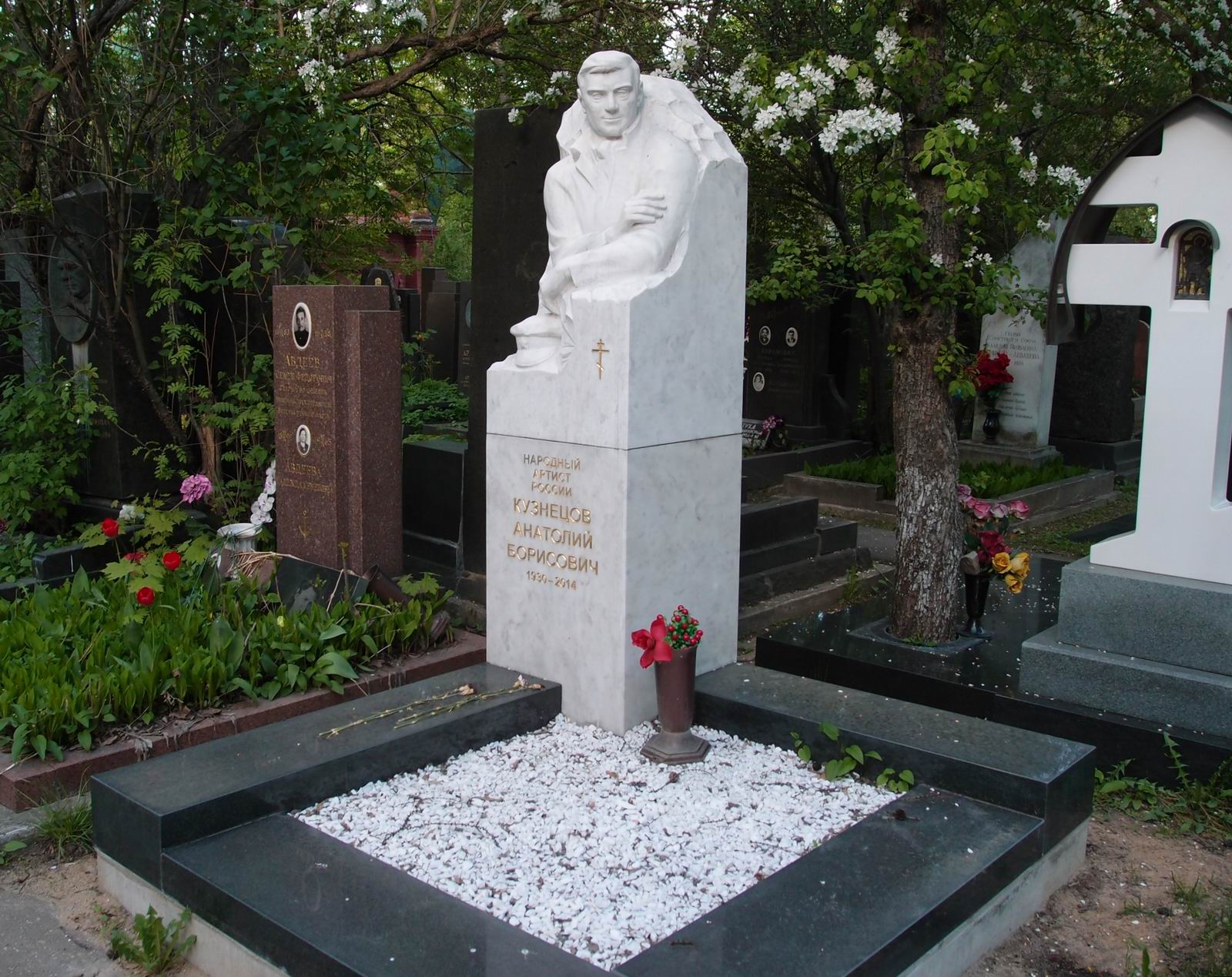 Памятник на могиле Кузнецова А.Б. (1930–2014), ск. А.Орлов, на Новодевичьем кладбище (5–29–10).