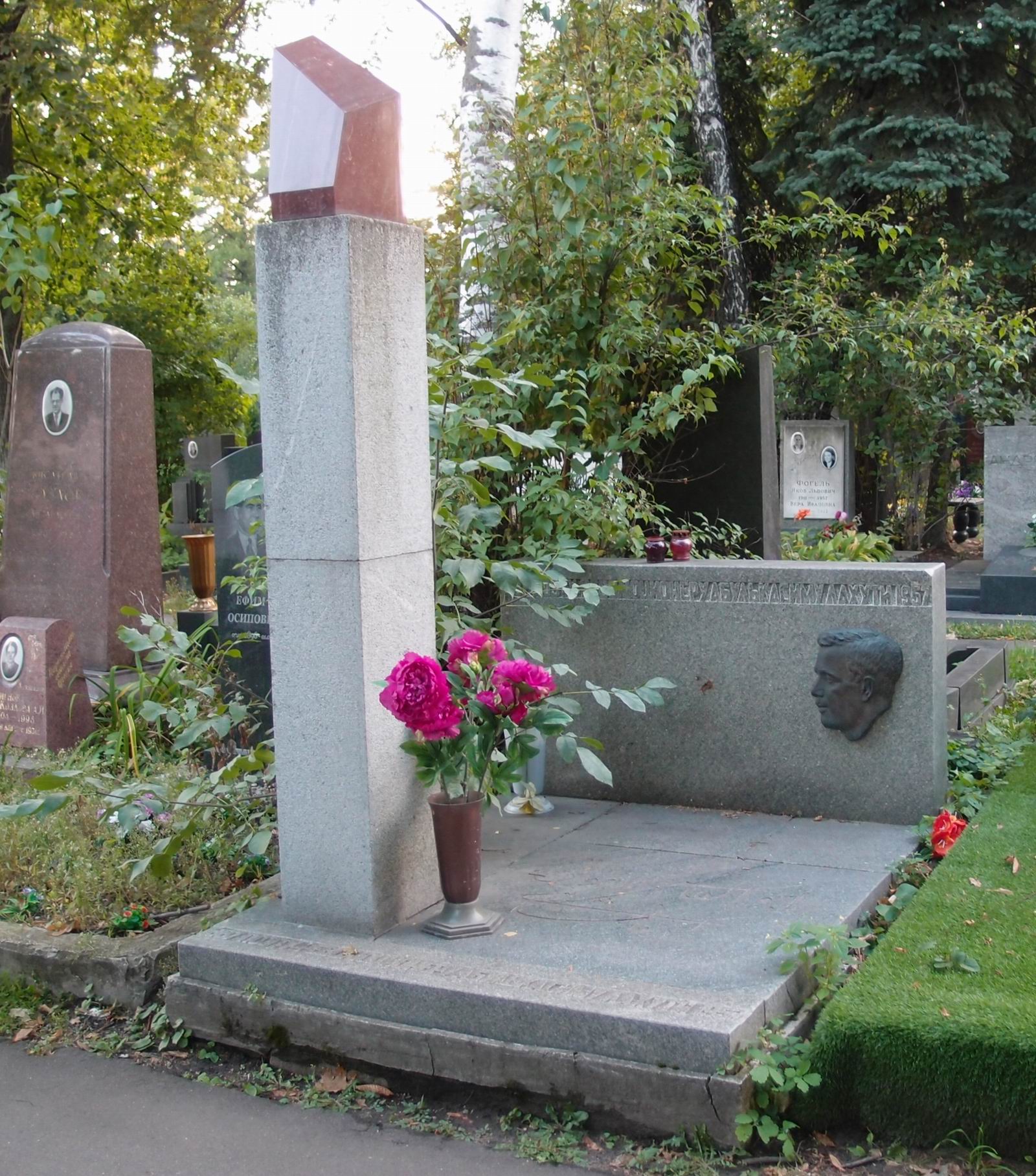 Памятник на могиле Лахути А.А. (1887–1957), ск. А.Ницберг, на Новодевичьем кладбище (5–3–5). Нажмите левую кнопку мыши чтобы увидеть фрагмент памятника.