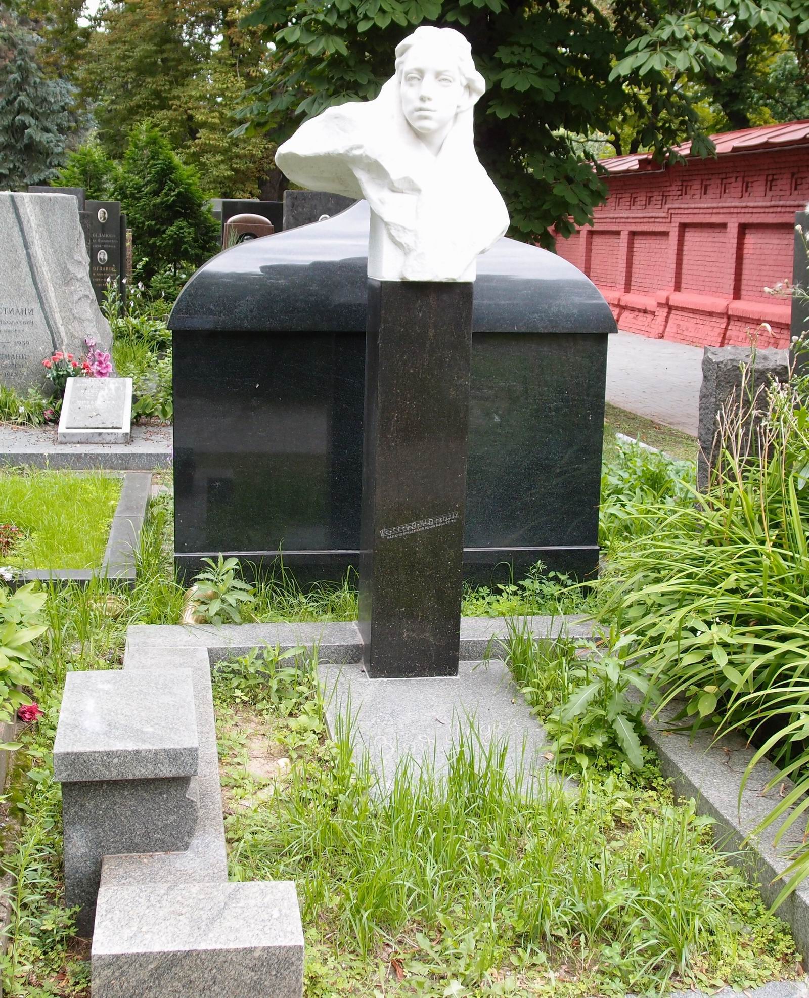 Памятник на могиле Лодий З.П. (1886–1957), ск. Е.Белашова, арх. Л.Холмянский, на Новодевичьем кладбище (5–31–2). Нажмите левую кнопку мыши чтобы увидеть фрагмент памятника.