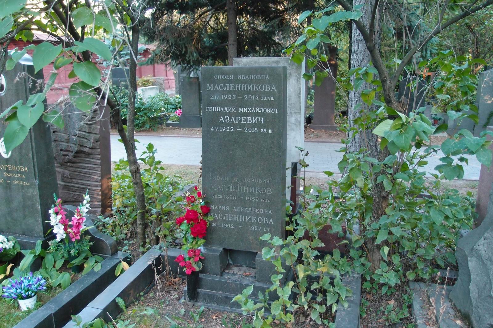 Памятник на могиле Масленникова И.Ф. (1898–1959), на Новодевичьем кладбище (5–32–5).
