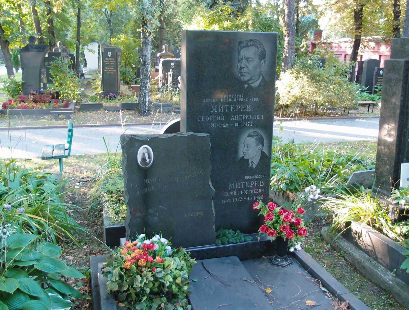 Памятник на могиле Митерева Г.А. (1900–1977), на Новодевичьем кладбище (5–15–8).