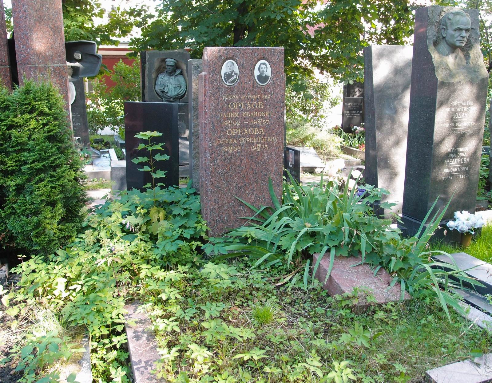 Памятник на могиле Орехова В.И. (1902–1957), на Новодевичьем кладбище (5–4–2).
