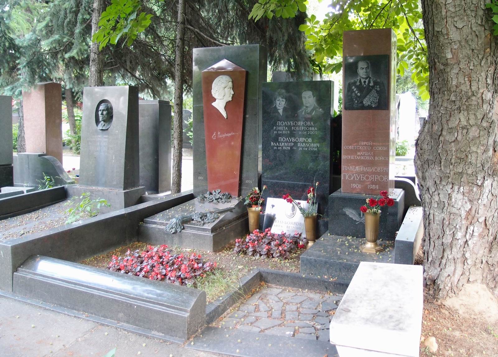 Памятник на могиле Полубоярова П.П. (1901–1984), на Новодевичьем кладбище (5–32–9).