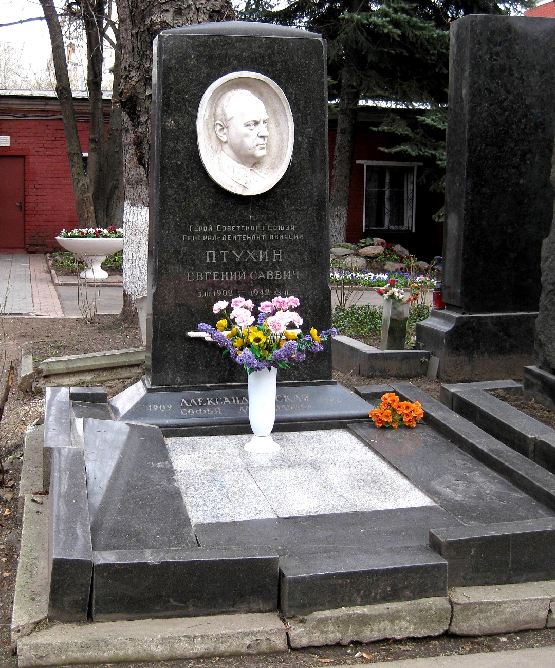 Памятник на могиле Птухина Е.С. (1902–1942), ск. А.Елецкий, на Новодевичьем кладбище (5–2–1).