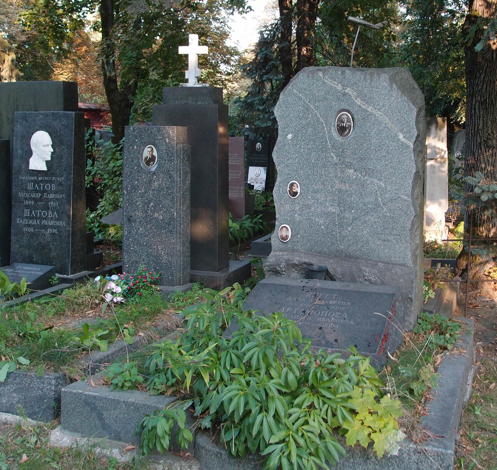 Памятник на могиле Щербакова И.И. (1915–1960), на Новодевичьем кладбище (5–44–10).