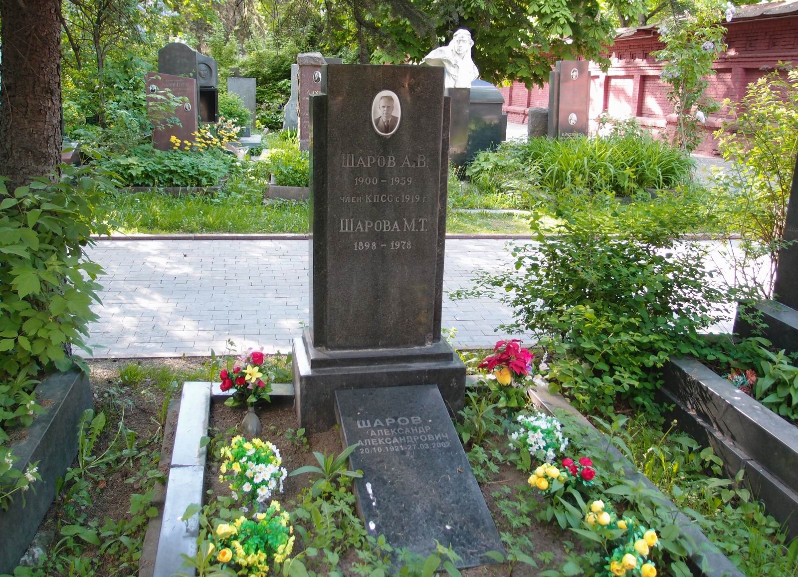 Памятник на могиле Шарова А.В. (1900–1959), на Новодевичьем кладбище (5–30–2).