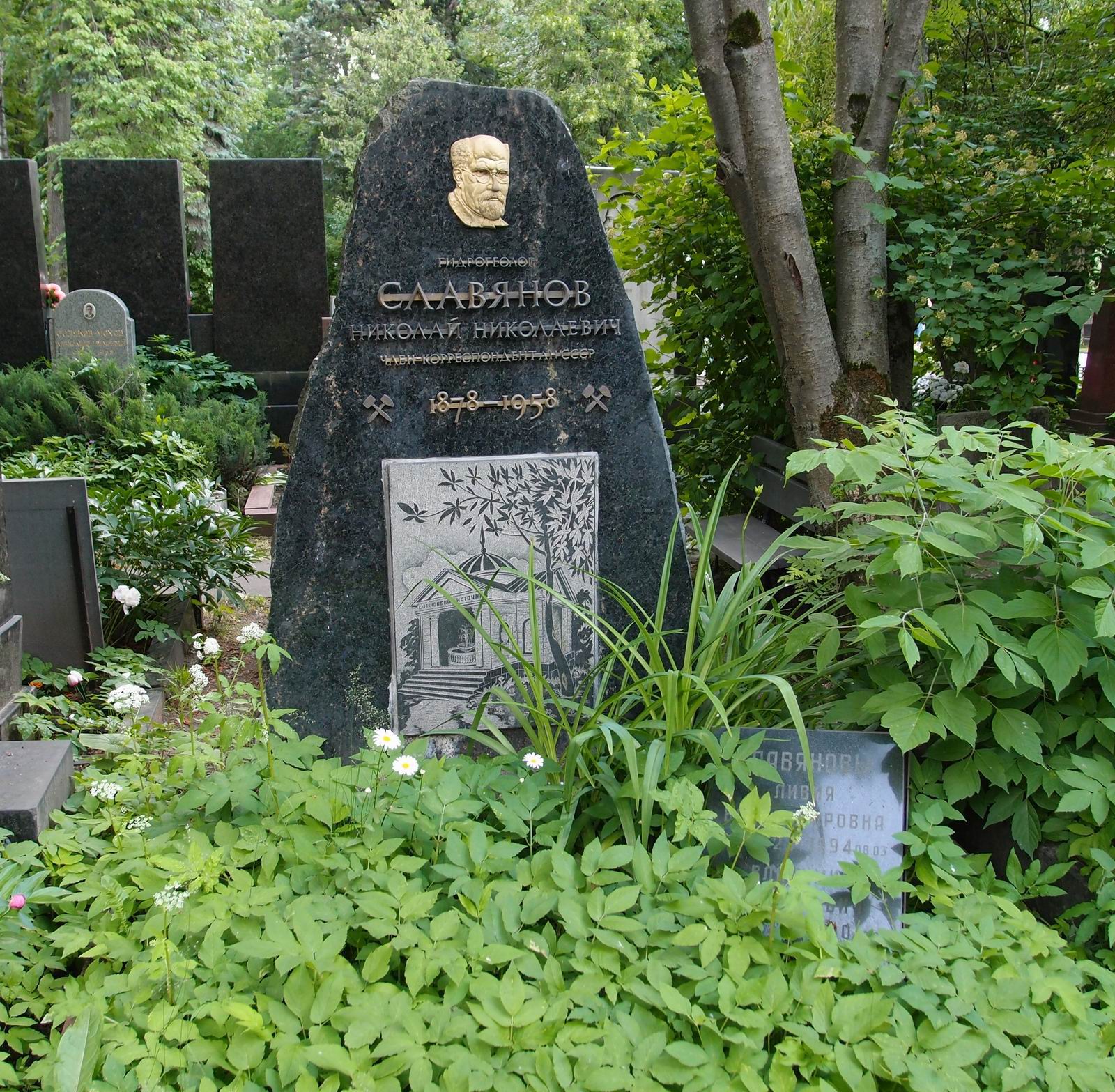 Памятник на могиле Славянова Н.Н. (1878–1958), худ. А.Петров, на Новодевичьем кладбище (5–27–4). Нажмите левую кнопку мыши чтобы увидеть фрагмент памятника.