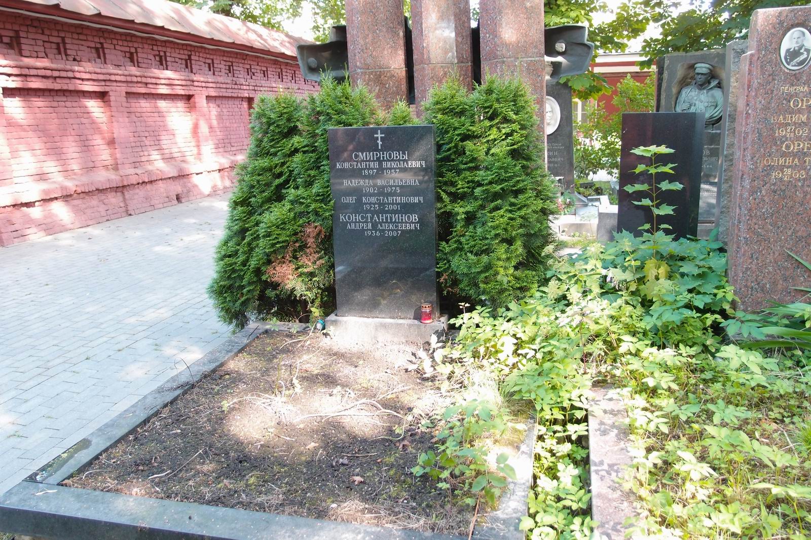 Памятник на могиле Смирнова К.Н. (1897–1957), на Новодевичьем кладбище (5–4–1).