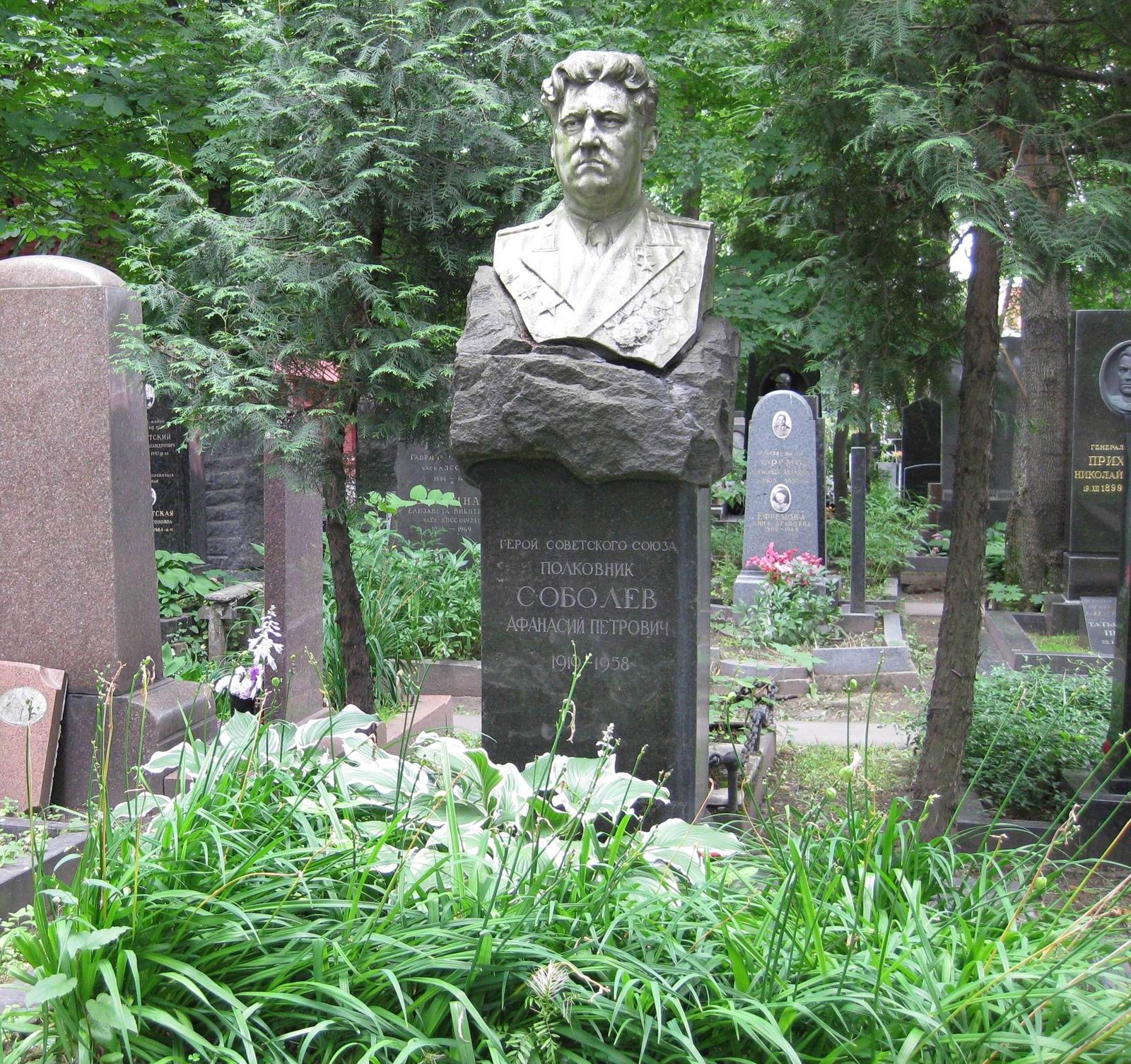 Памятник на могиле Соболева А.П. (1919–1958), ск. А.Елецкий, на Новодевичьем кладбище (5–16–4).