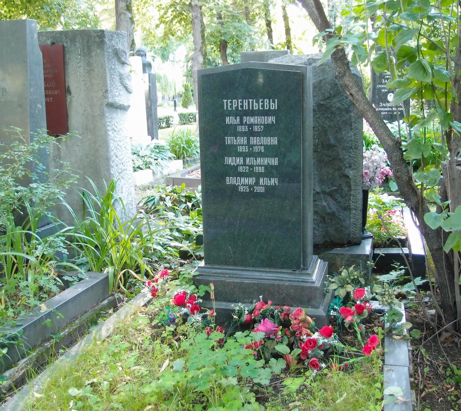 Памятник на могиле Терентьева И.Р. (1893–1957), на Новодевичьем кладбище (5–13–7).