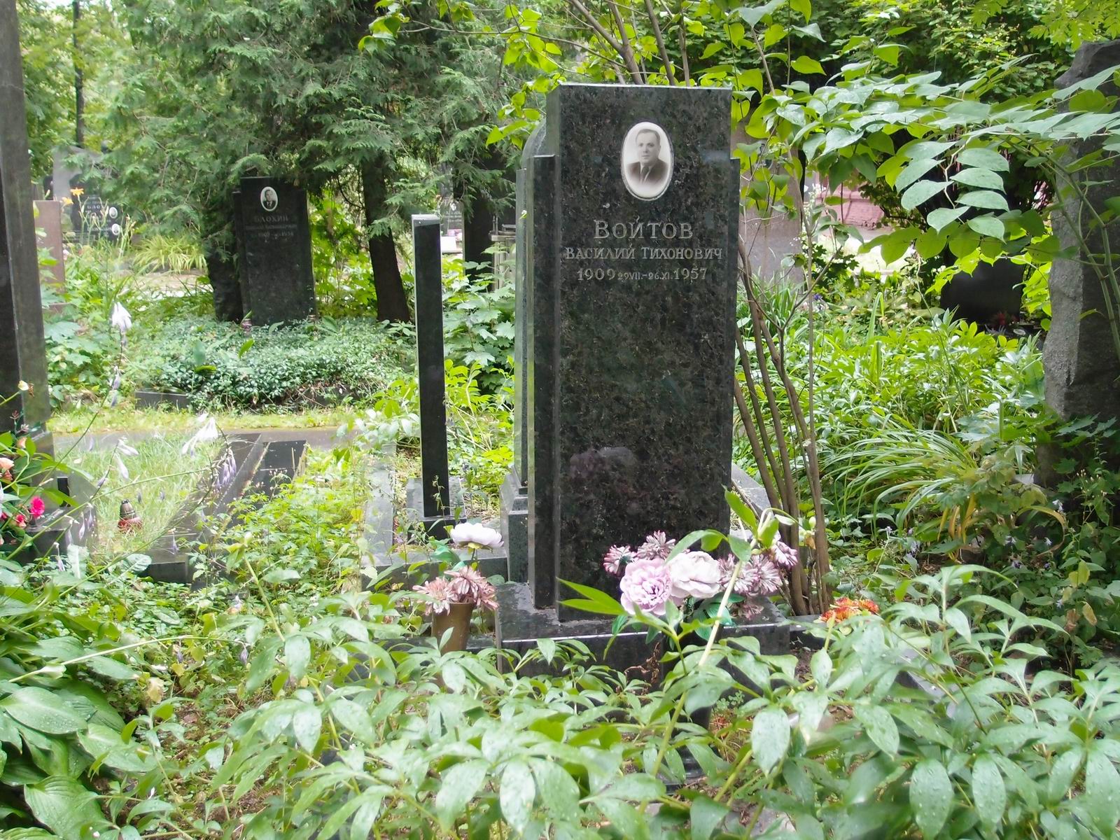 Памятник на могиле Войтова В.Т. (1909–1957), на Новодевичьем кладбище (5–13–4).