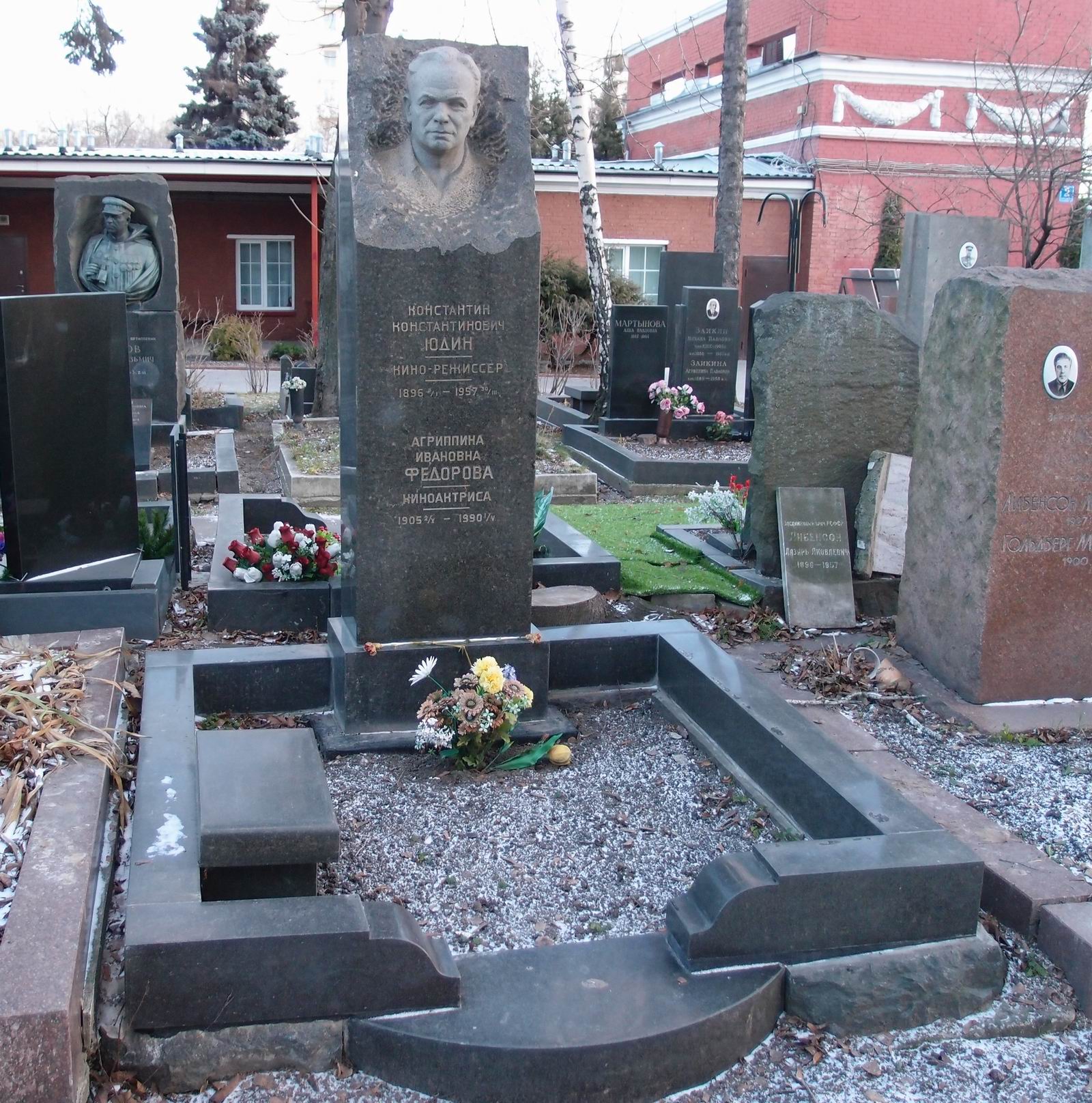 Памятник на могиле Юдина К.К. (1896–1957), ск. Н.Ходотаев, на Новодевичьем кладбище (5–4–3).