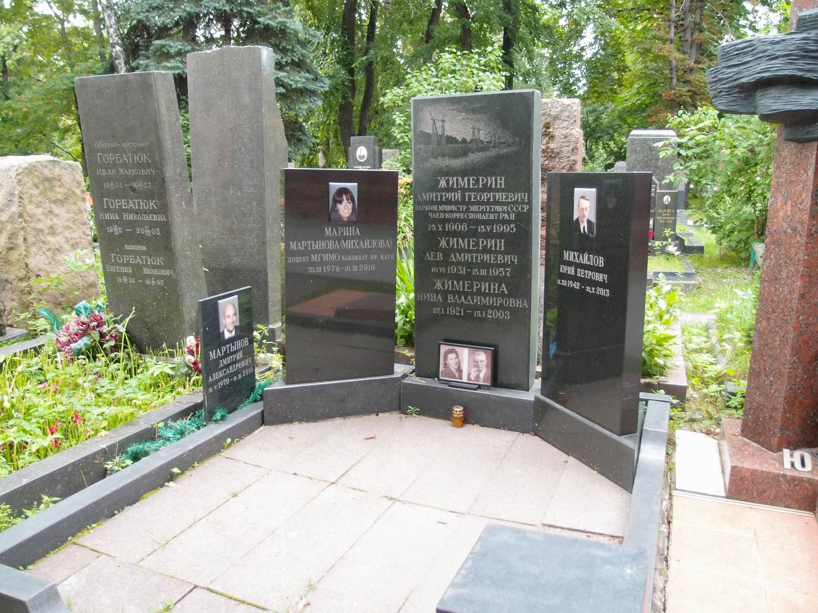 Памятник на могиле Жимерина Д.Г. (1906–1995), на Новодевичьем кладбище (5–3–2).