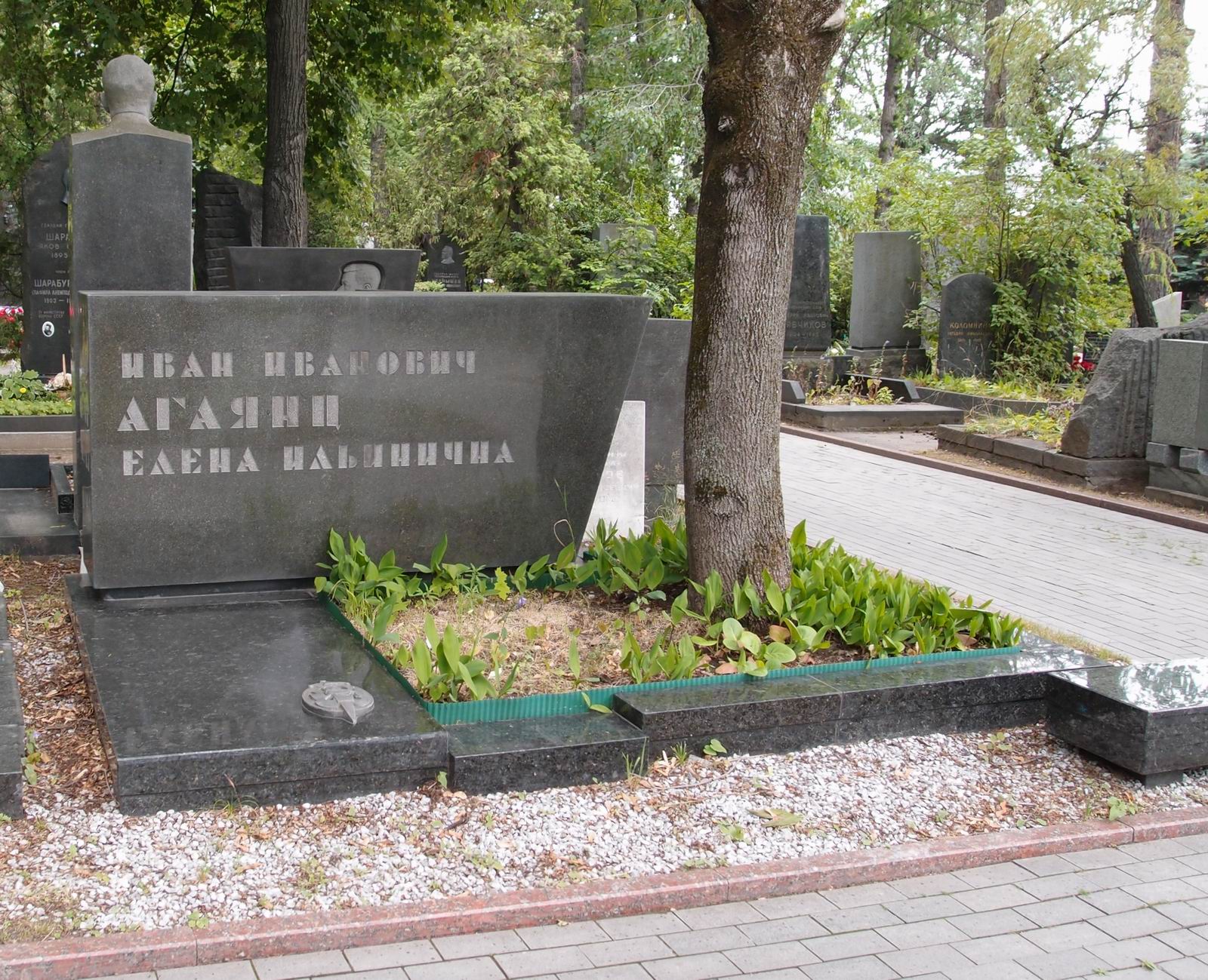 Памятник на могиле Агаянца И.И. (1911–1968), арх. Л.Агаянц, В.Лицкевич, на Новодевичьем кладбище (6–36–10).