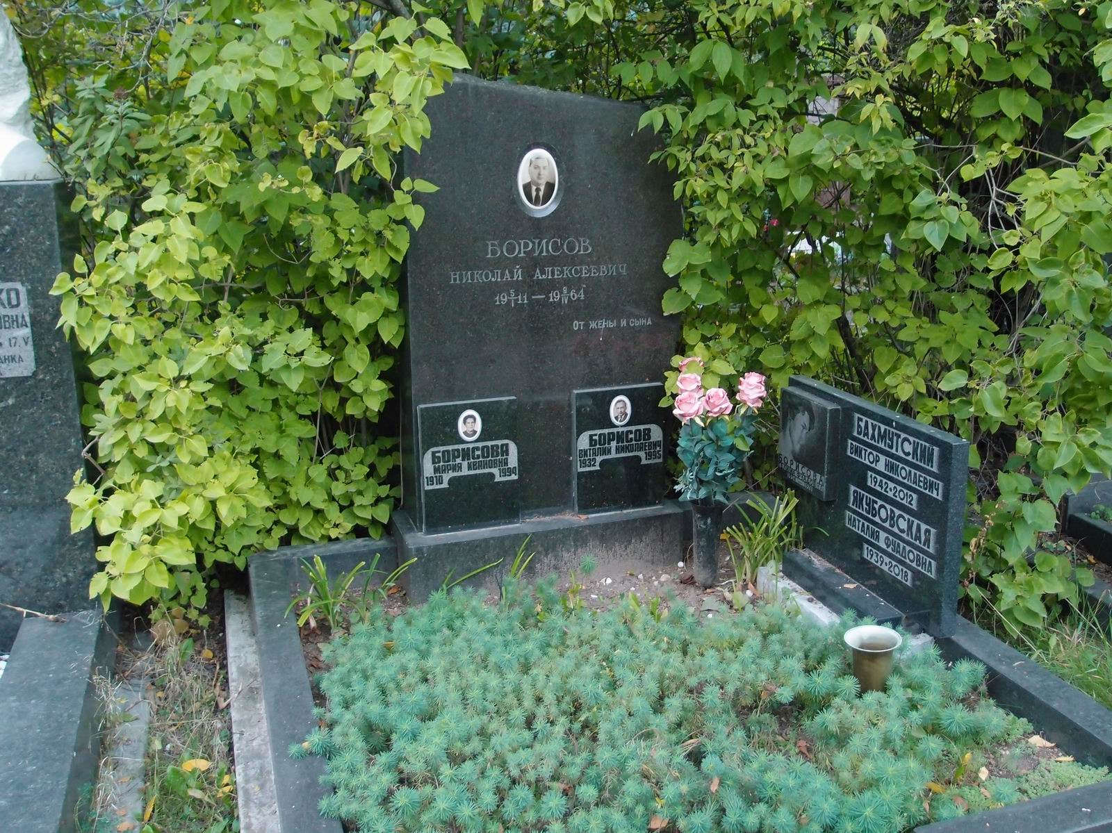Памятник на могиле Борисова Н.А. (1911–1964), на Новодевичьем кладбище (6–5–6).