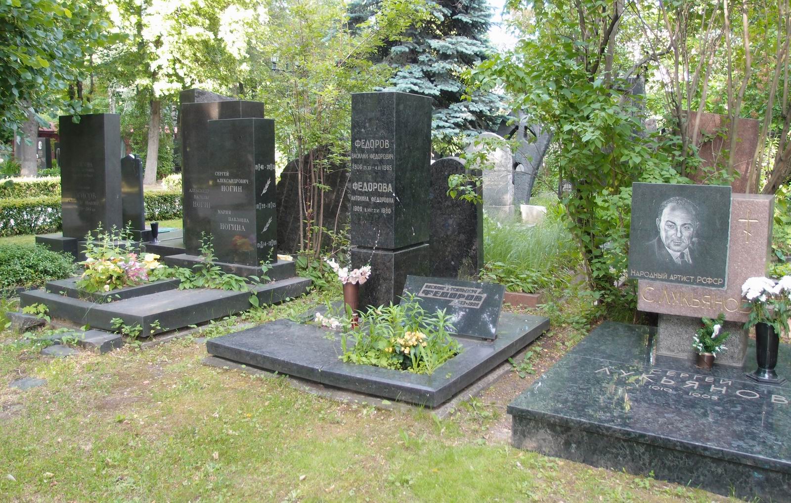 Памятник на могиле Фёдорова В.Ф. (1906–1965), на Новодевичьем кладбище (6–16–3).