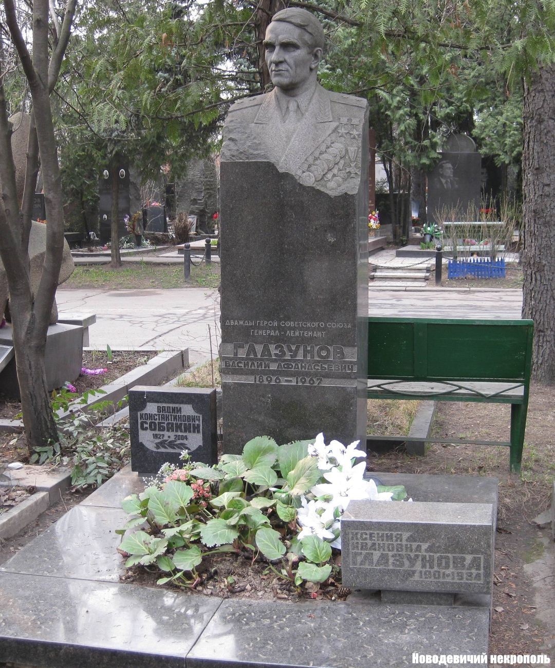 Памятник на могиле Глазунова В.А. (1896–1967), на Новодевичьем кладбище (6–39–6).