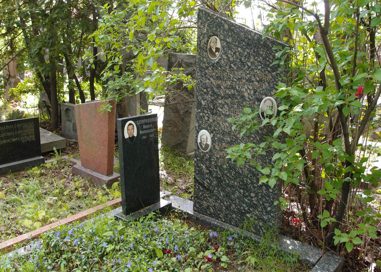 Памятник на могиле Икрянистовой М.Ф. (1887–1966), на Новодевичьем кладбище (6–33–4).