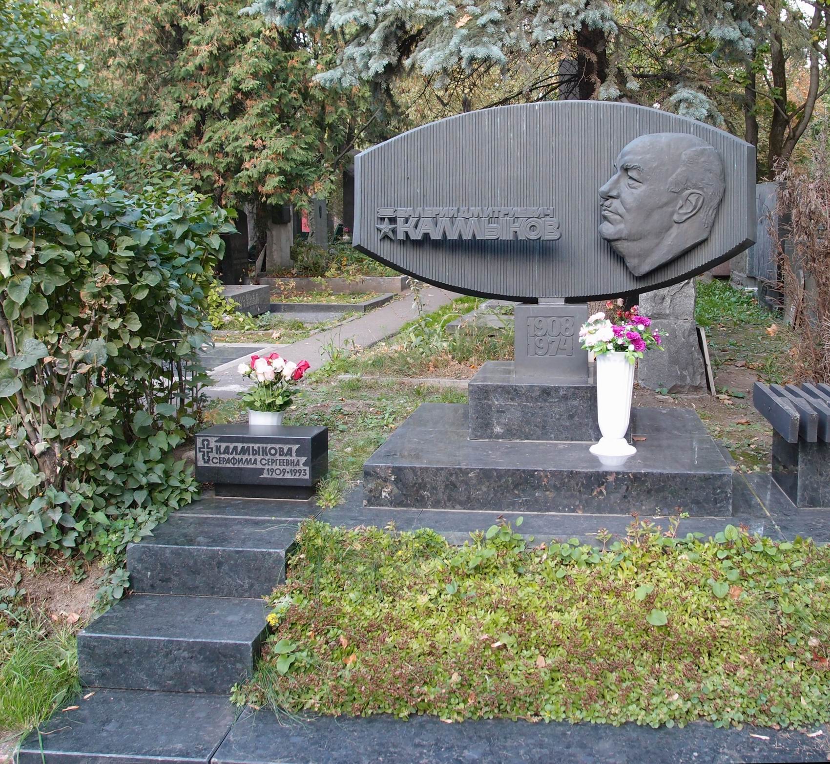 Памятник на могиле Калмыкова В.Д. (1908–1974), ск. Л.Кербель, арх. Ю.Лебедев, на Новодевичьем кладбище (6–38–11).